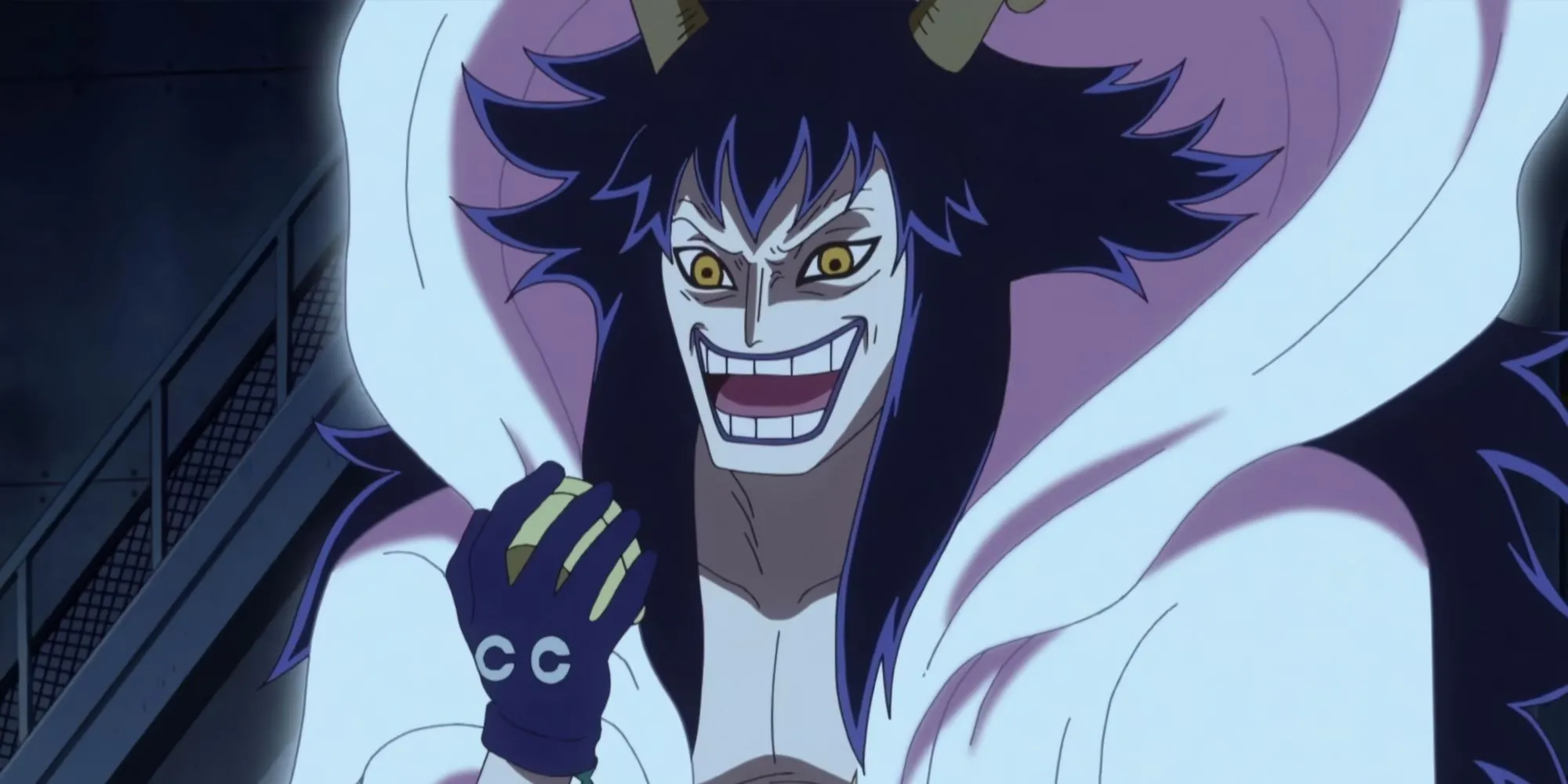 Caesar Clown với mái tóc xanh lá, kính mắt và trang phục khoa học điên rồ thường thấy trong anime One Piece