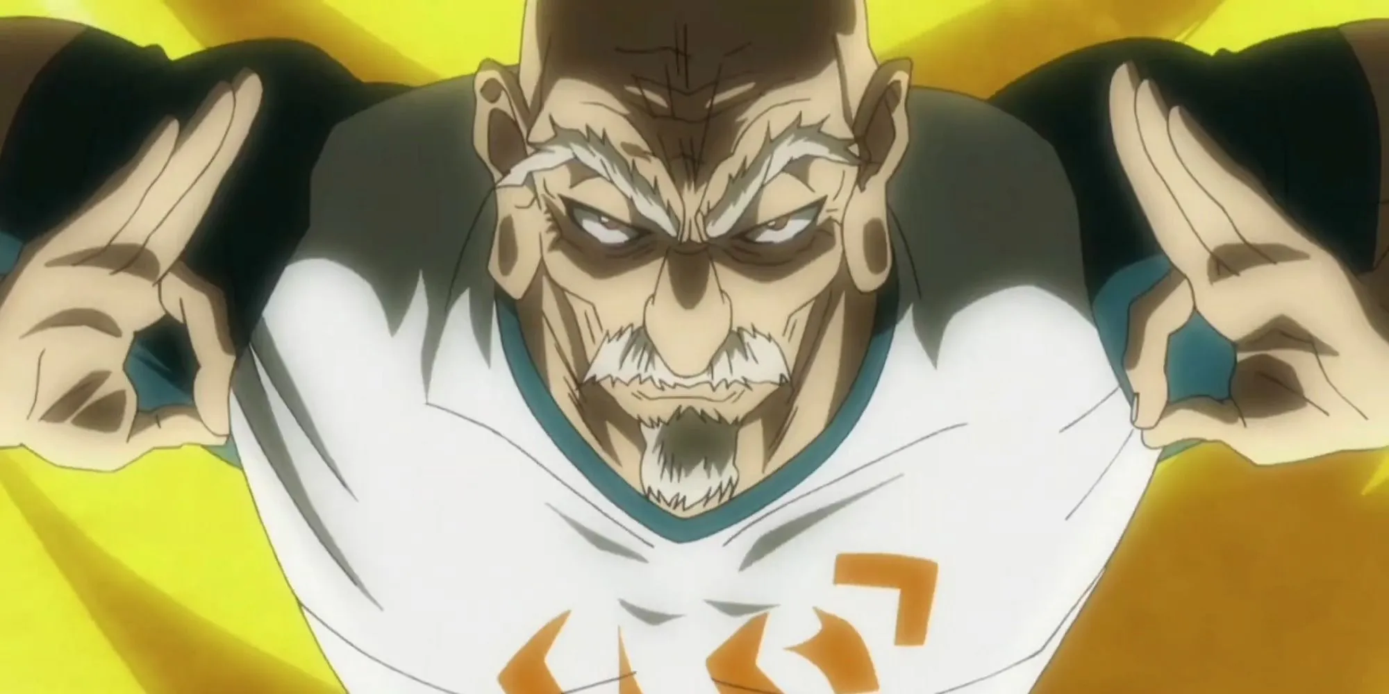 Chủ tịch Isaac Netero của Hiệp hội Hunter với cử chỉ tay đặc trưng