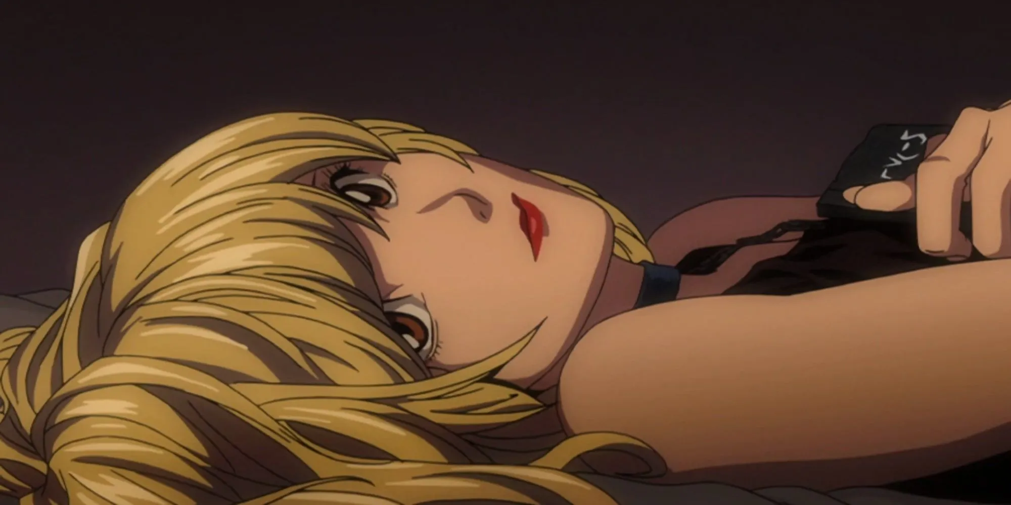 Misa Amane nhìn nghiêng, thể hiện vẻ ngoài dễ thương nhưng tiềm ẩn khả năng thao túng trong Death Note
