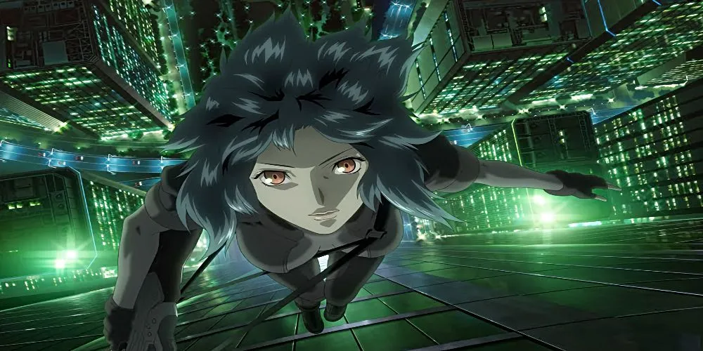 Motoko Kusanagi trong bộ trang phục của Section 9, ánh mắt sắc bén thể hiện sự tập trung và trí tuệ