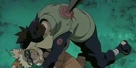 Thầy Iruka đứng ra bảo vệ Naruto khỏi Mizuki, thể hiện sự tha thứ và chấp nhận.