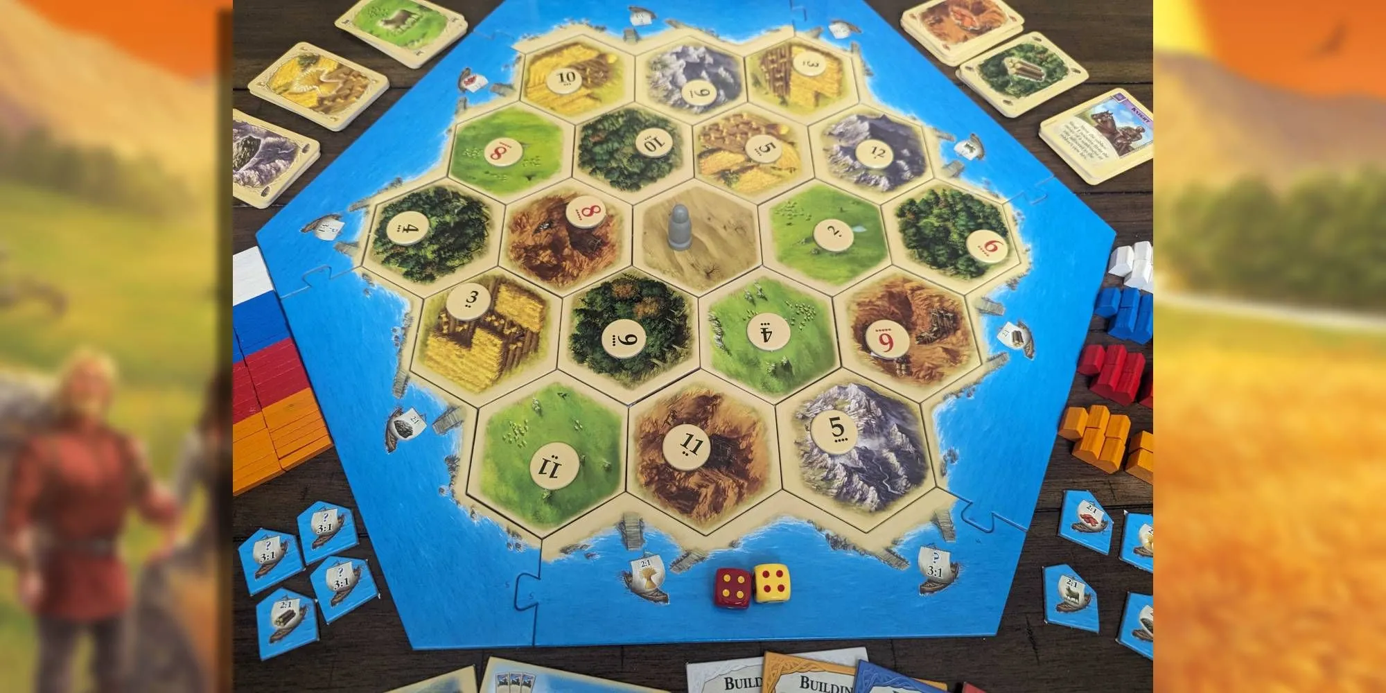 Bàn cờ Catan với các quân xúc xắc và tài nguyên, thể hiện cảnh giao thương