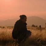Bella Ramsey trong vai Ellie ở The Last of Us mùa 2 với biểu cảm nghiêm nghị