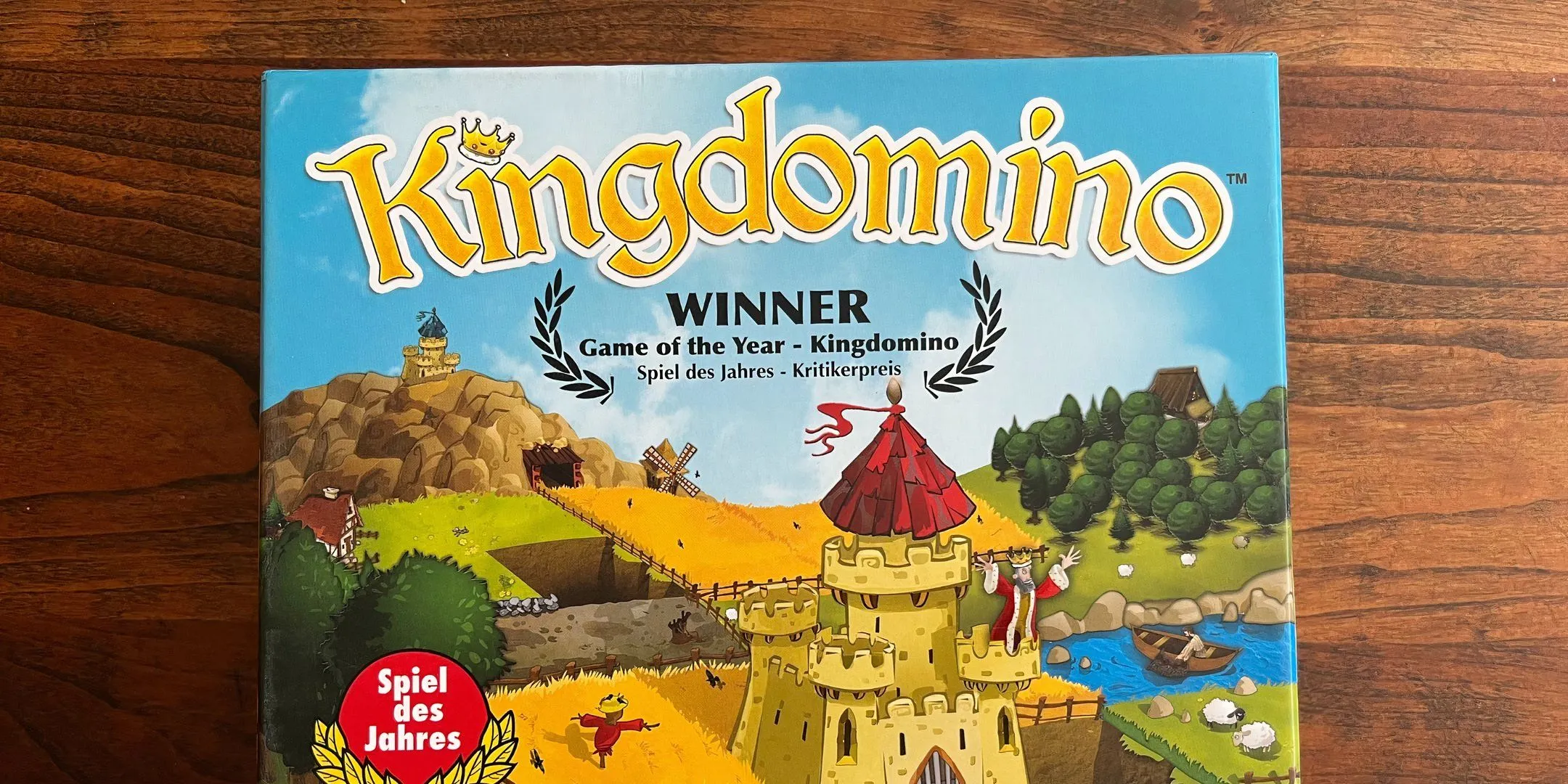 Bìa hộp board game King Domino với vương miện và các mảnh domino