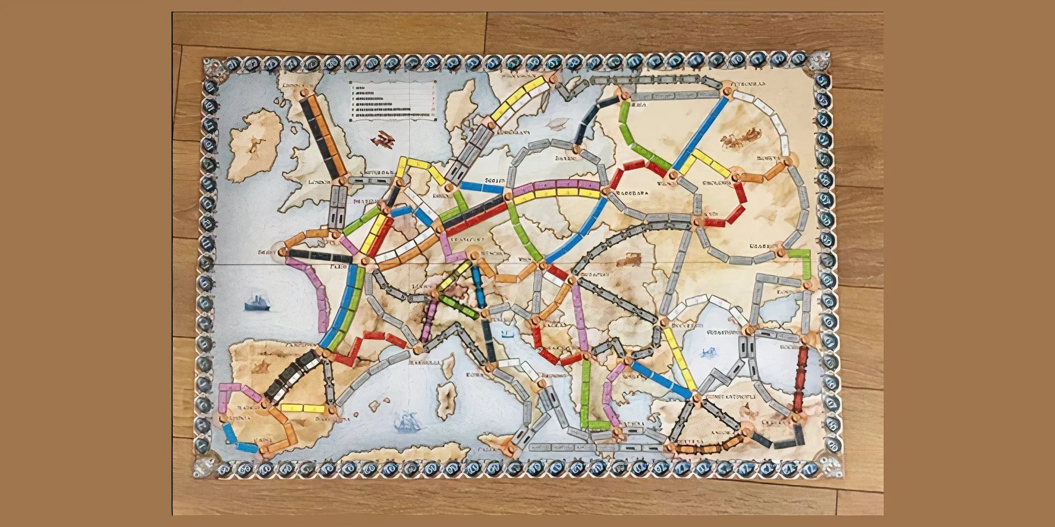 Board game Ticket To Ride với bản đồ Bắc Mỹ và các toa tàu màu sắc