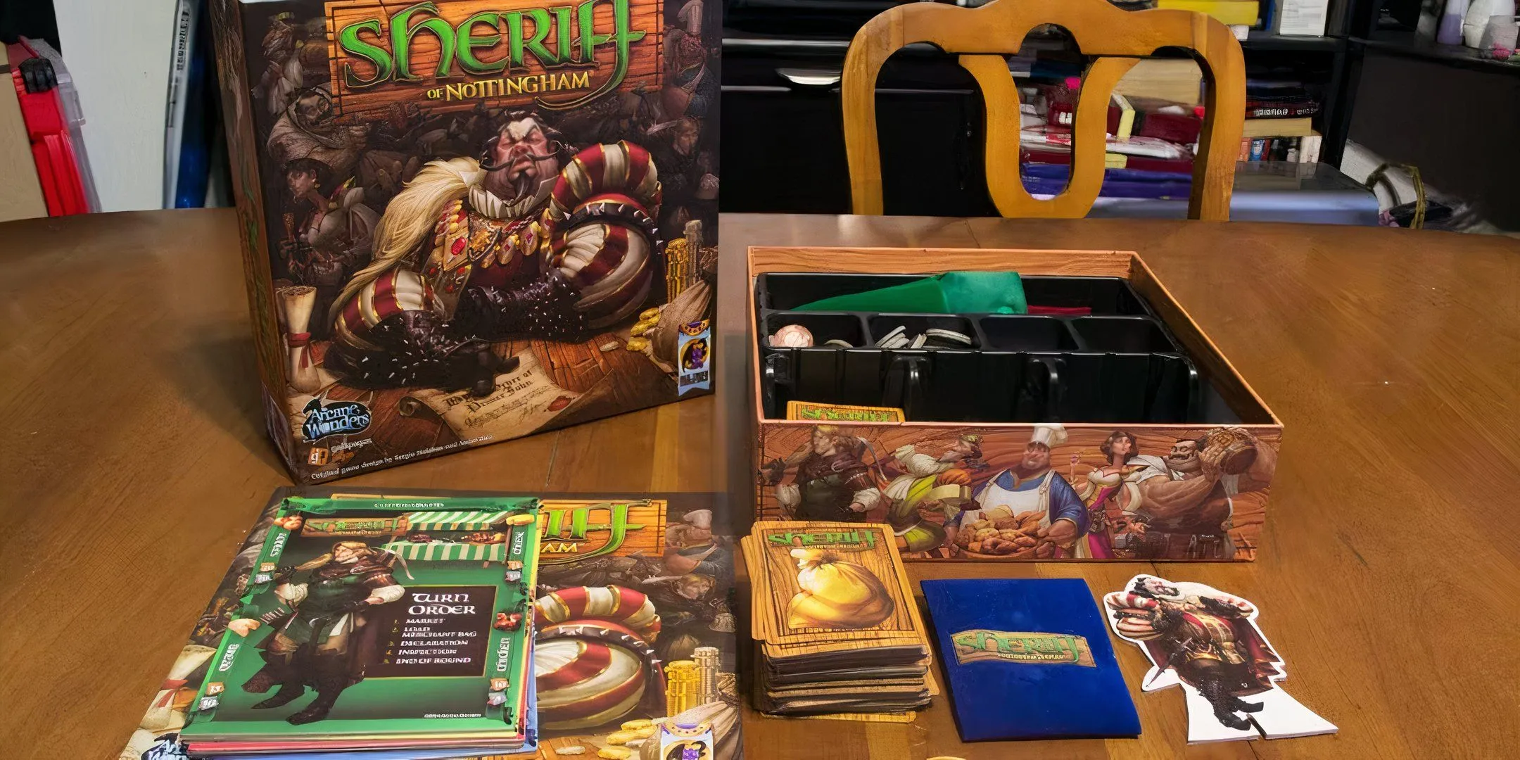 Các lá bài và bàn chơi của game Sheriff of Nottingham được trải ra, sẵn sàng cho một ván đấu