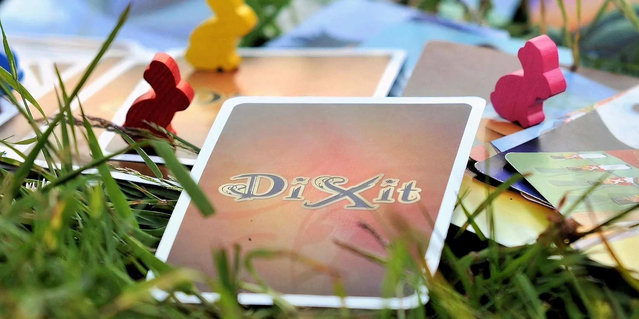 Các lá bài với tranh minh họa độc đáo và đầy tính nghệ thuật của board game Dixit, nơi hình ảnh khơi gợi câu chuyện