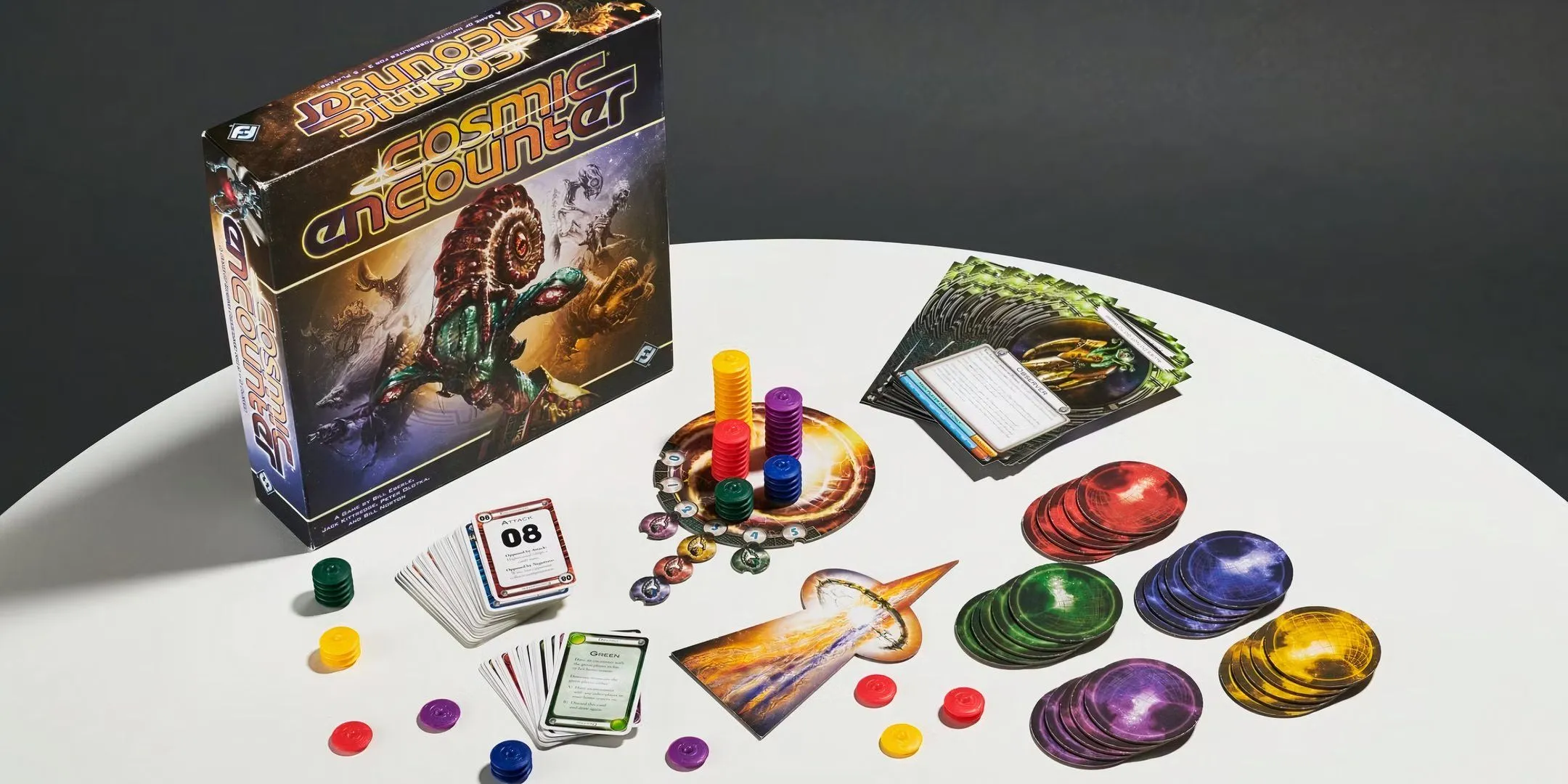 Các quân cờ và hộp game board game Cosmic Encounter được sắp xếp trên bàn