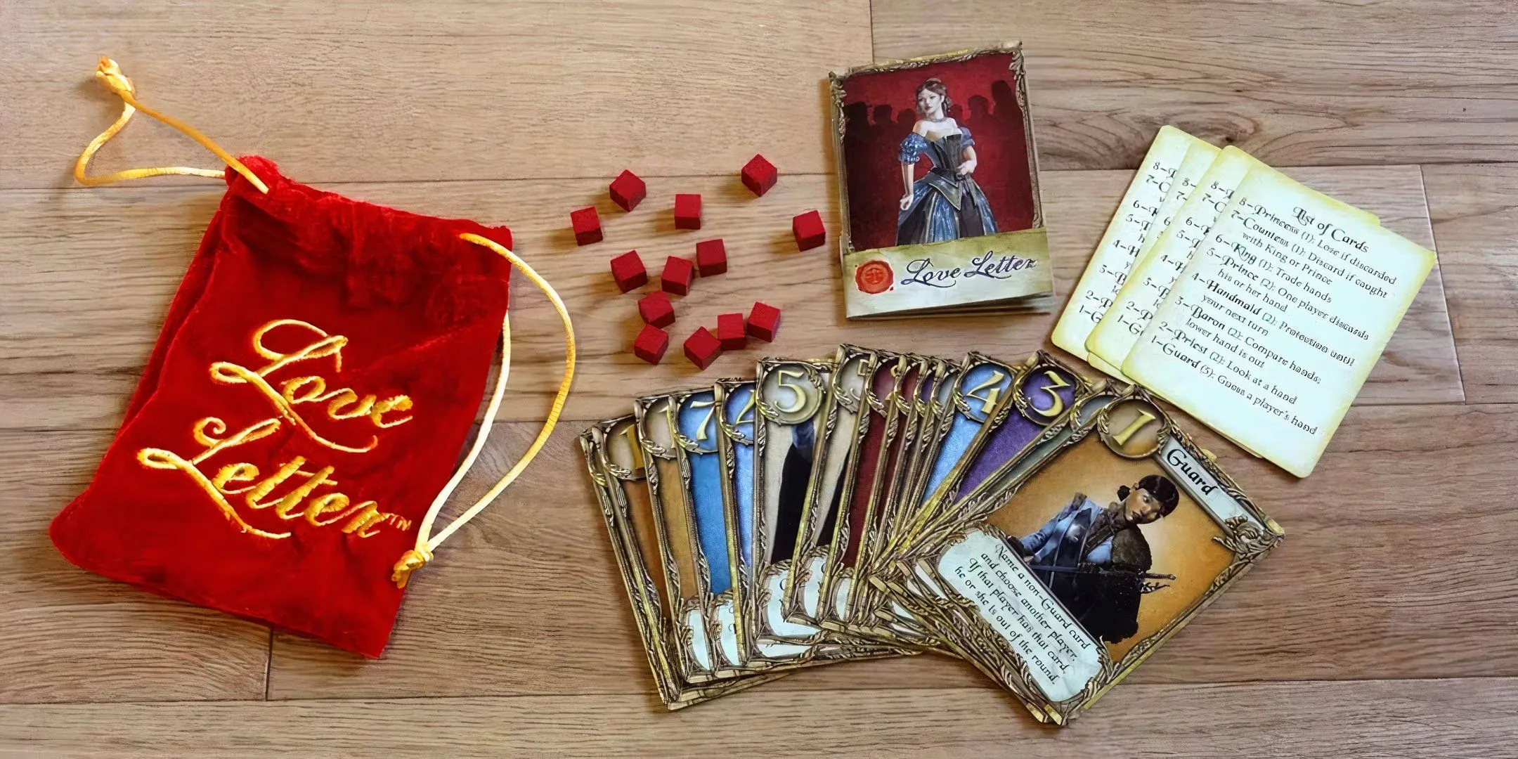 Các thành phần game Love Letter bao gồm các lá bài nhân vật và token trái tim được trải ra