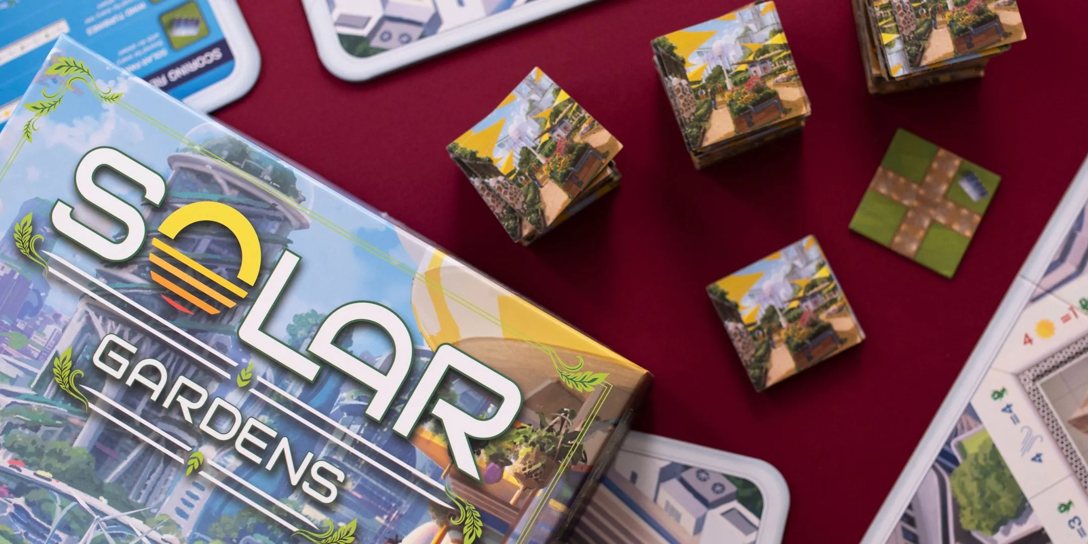 Cận cảnh hộp game và các thẻ gạch úp mặt trong Solar Gardens, thể hiện sự chỉn chu về mặt vật lý.