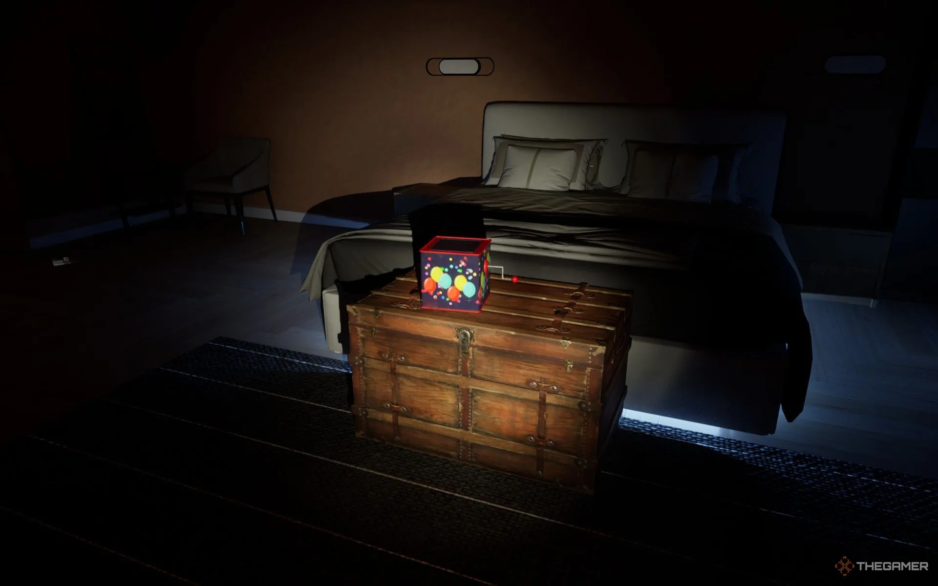 Chiếc hộp Jack-in-the-Box trong phòng ngủ Shield Bedroom của Dead Take.