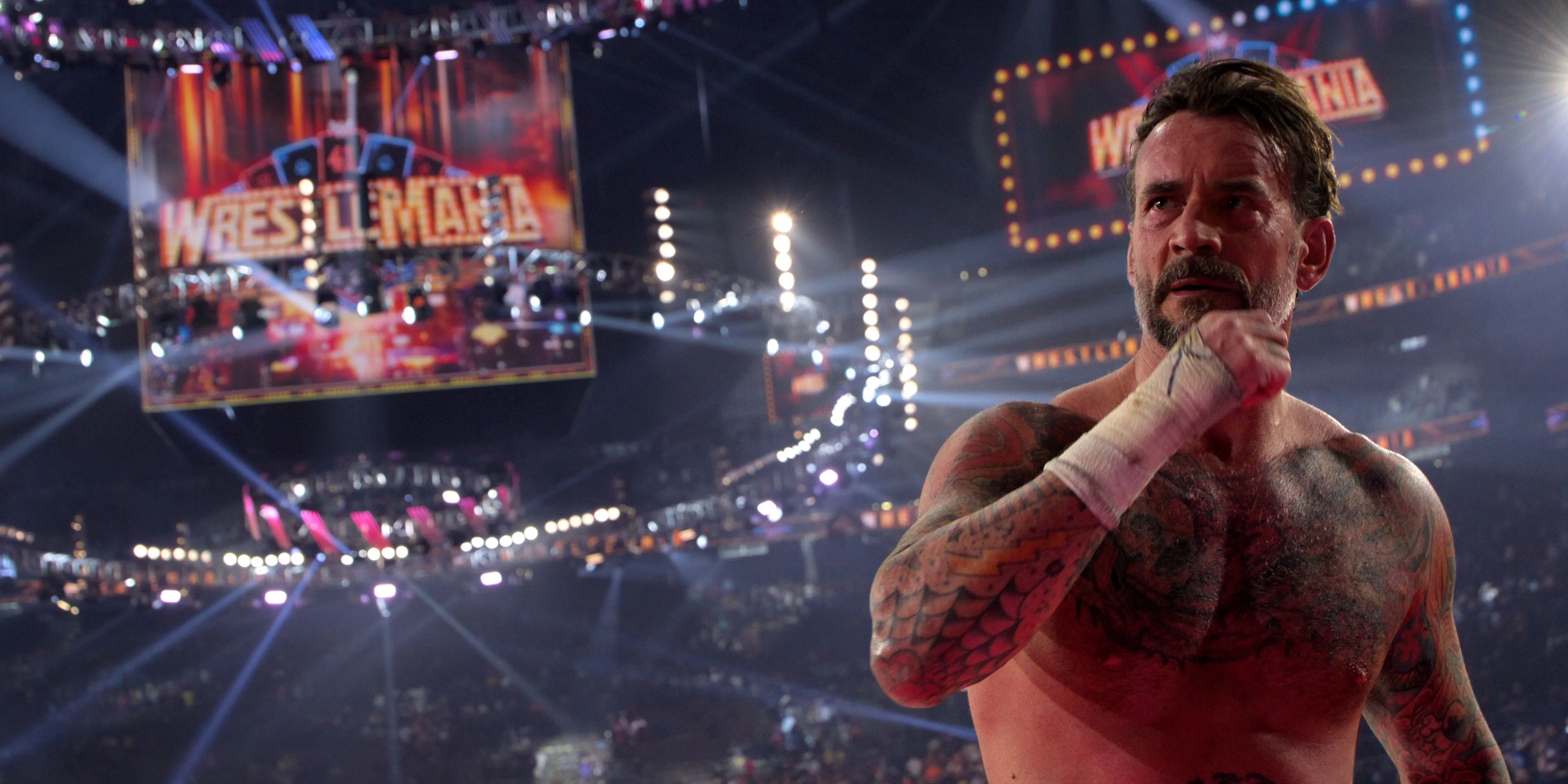CM Punk biểu cảm trầm tư trong cảnh hậu trường của WWE Unreal, làm nổi bật &quot;Nỗi Đau Thất Bại&quot;