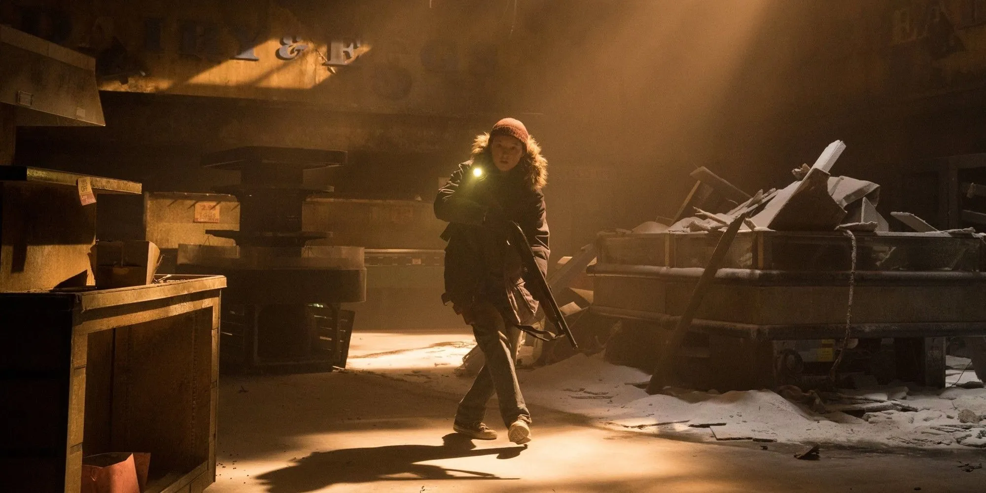 Ellie, nhân vật chính của game The Last of Us, khám phá một tòa nhà bỏ hoang, biểu tượng cho thế giới hậu tận thế mà Pedro Pascal đã thể hiện trong series phim.