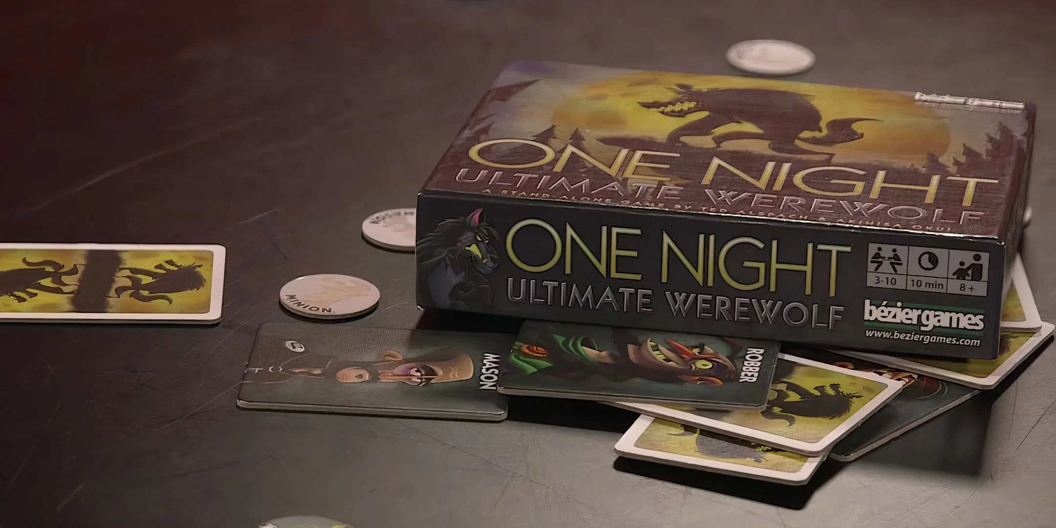 Góc nhìn cận cảnh các lá bài nhân vật trong board game One Night Ultimate Werewolf