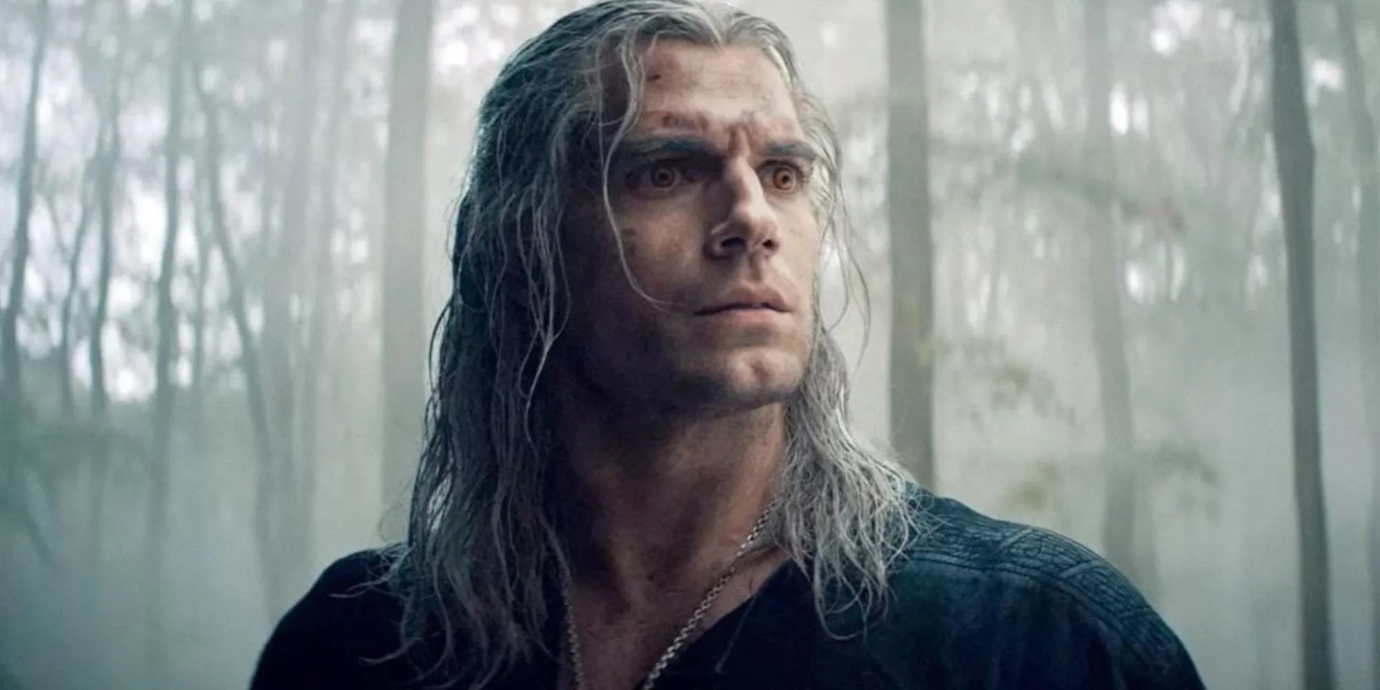 Henry Cavill trong vai Geralt nhìn về phía trước trong series The Witcher của Netflix