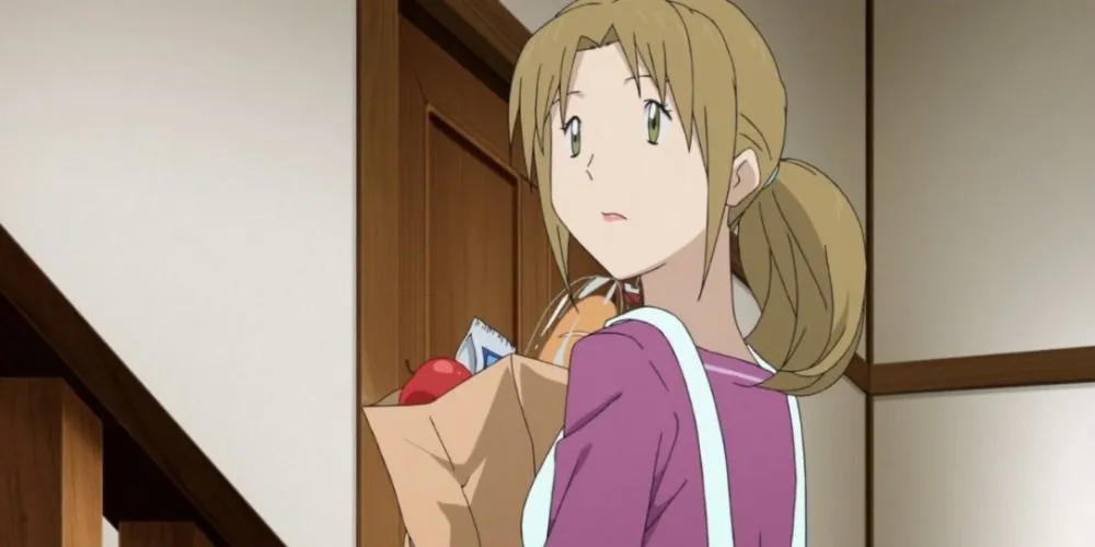 Hình ảnh Anime Pokemon Origins: Mẹ của nhân vật chính đang đứng ở cửa nhà, cầm túi tạp hóa, ánh nắng chiếu vào, gợi lên sự bình yên và quen thuộc.