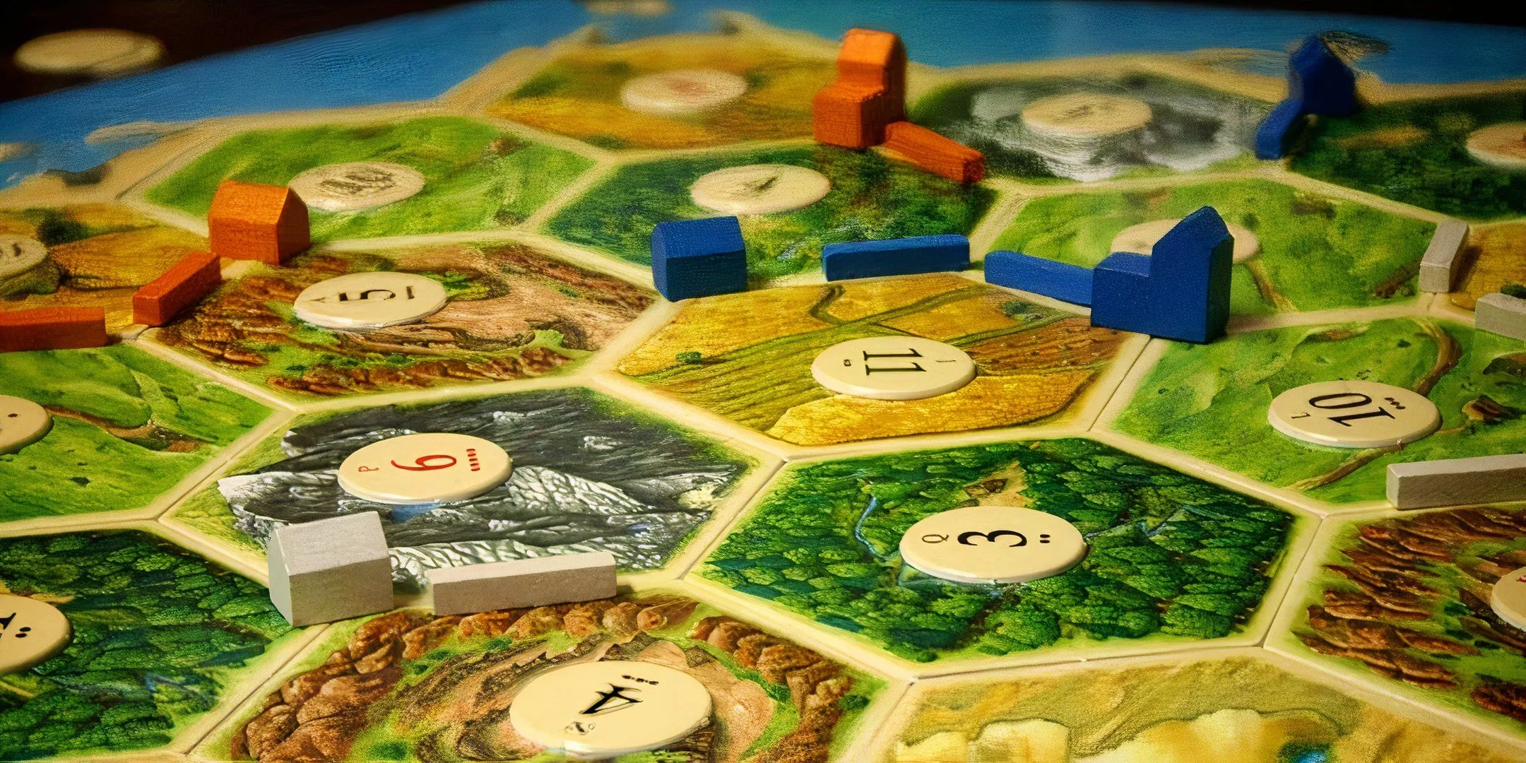 Hình ảnh cận cảnh bàn cờ Settlers of Catan với các vùng đất tài nguyên và các khu định cư