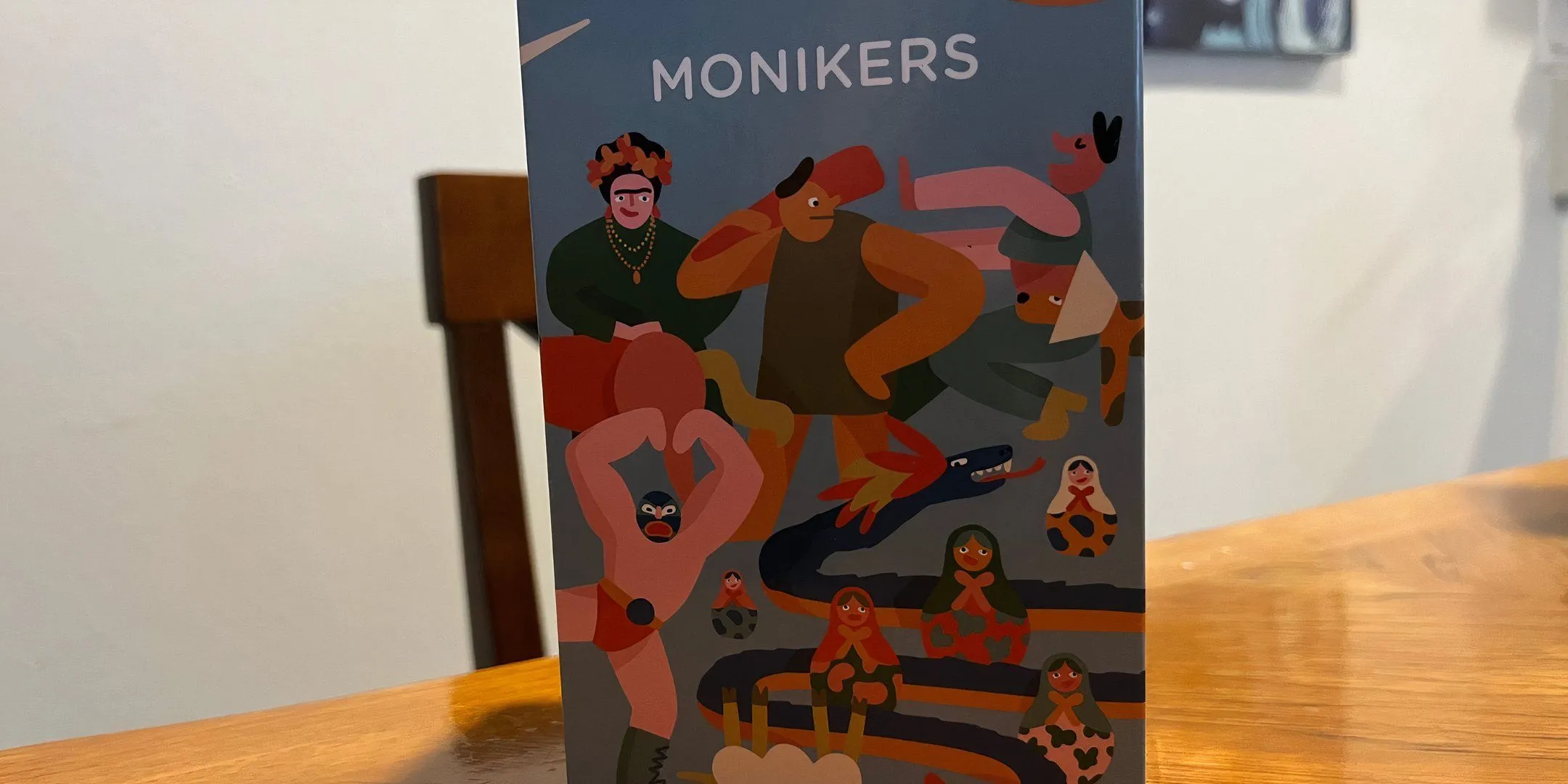 Hộp board game Monikers với thiết kế đơn giản, dễ nhận biết là game giải đố từ ngữ và liên tưởng