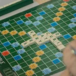 Hộp trò chơi board game Pandemic với hình minh họa thành phố đang dịch bệnh và các nhà khoa học đang tìm cách cứu chữa