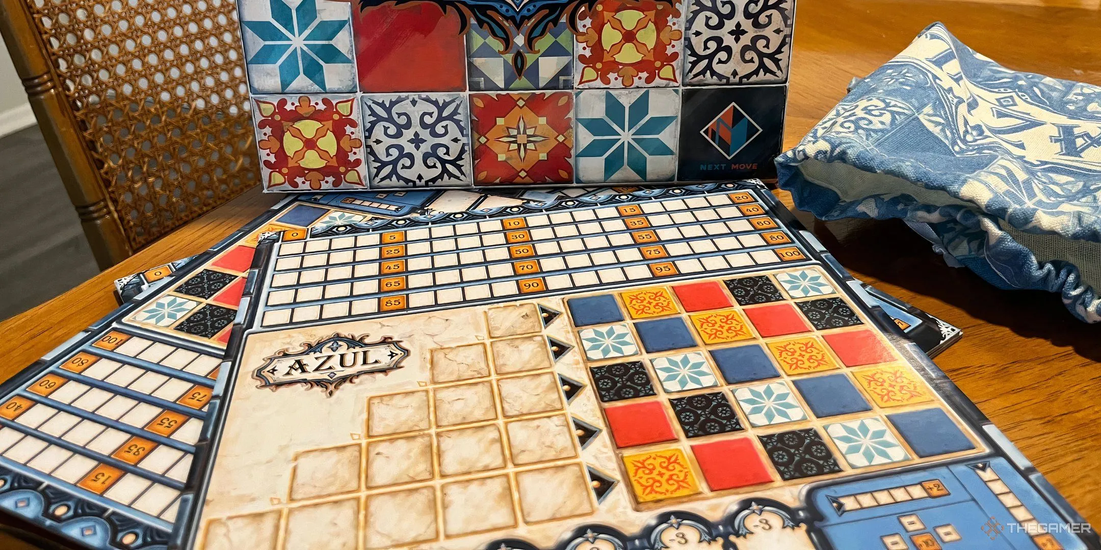 Hộp và bảng chơi của game Azul
