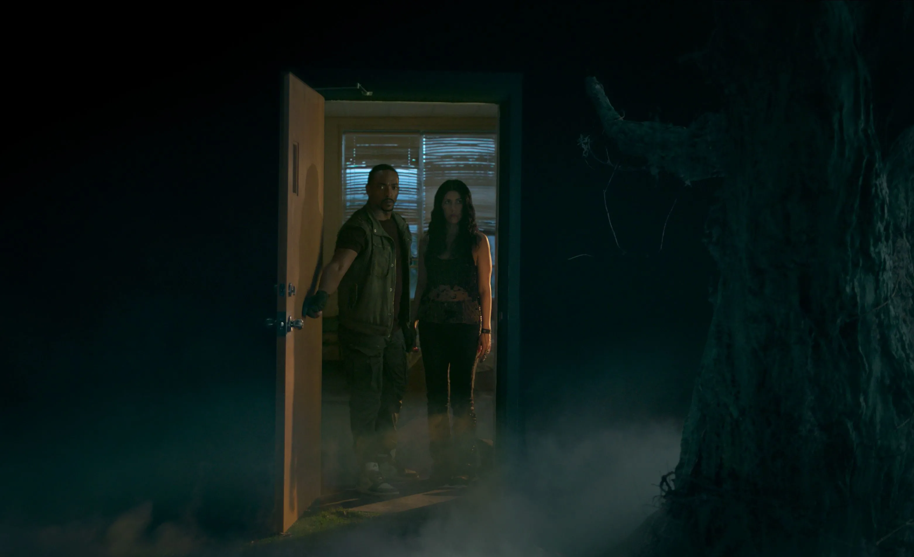 John Doe (Anthony Mackie) và Quiet (Stephanie Beatriz) khám phá một căn phòng trong Twisted Metal mùa 2