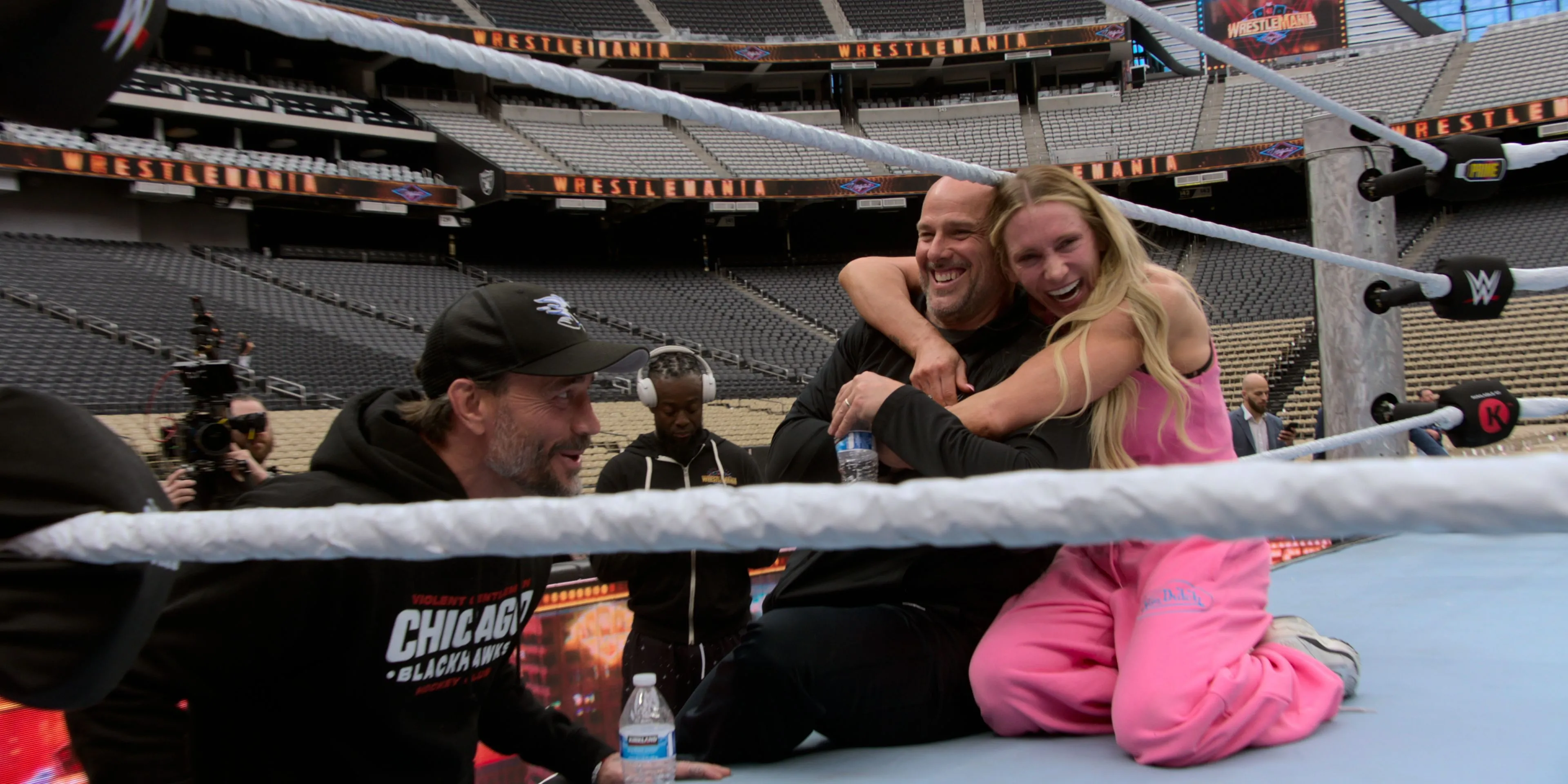 Khoảnh khắc hài hước hậu trường của CM Punk, Adam Pearce và Charlotte Flair trong WWE Unreal, tiết lộ sự kỳ lạ của đấu vật chuyên nghiệp
