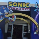 Lối vào sự kiện Sonic Racing: Crossworlds tại K1 Speed với tượng Sonic bơm hơi khổng lồ chào đón game thủ tại San Diego Comic-Con