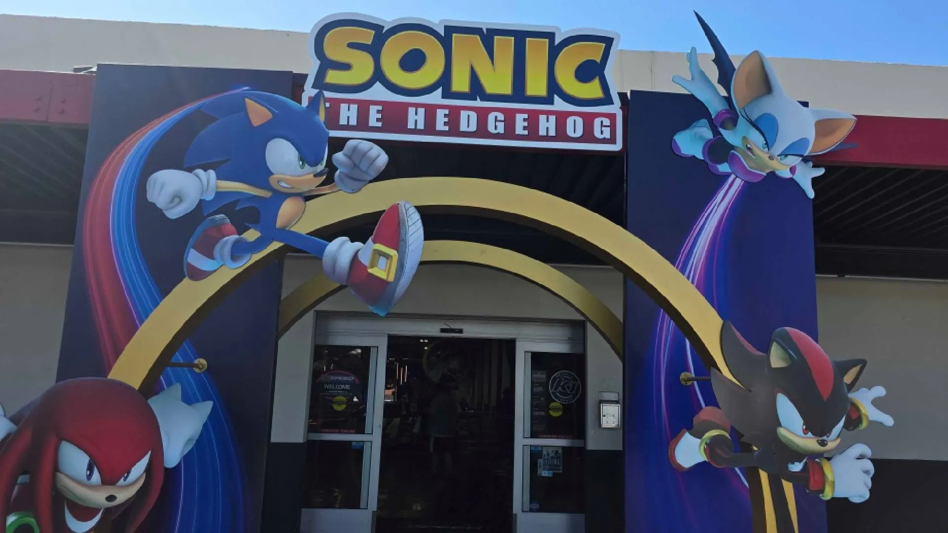Lối vào sự kiện Sonic Racing: Crossworlds tại K1 Speed với tượng Sonic bơm hơi khổng lồ chào đón game thủ tại San Diego Comic-Con
