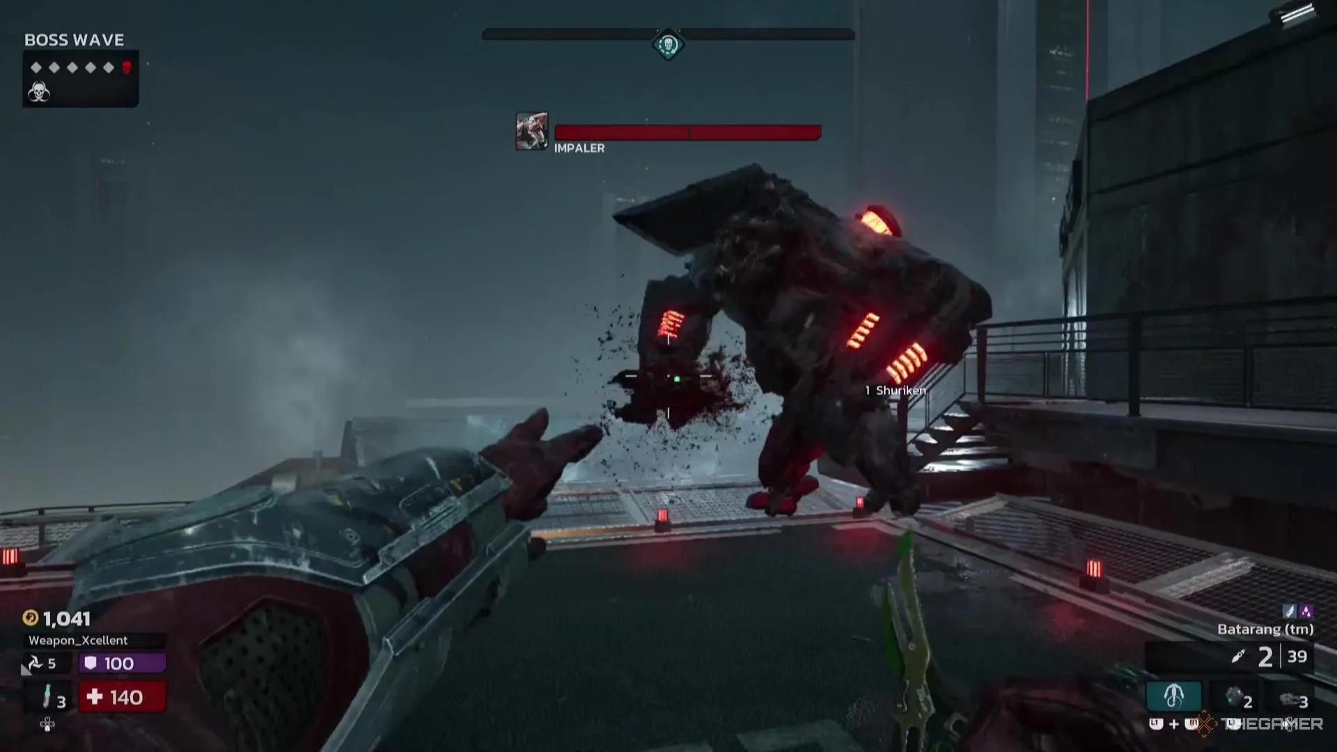 Người chơi ném Shuriken vào Impaler, một loại Boss trong Killing Floor 3, thể hiện trận đấu Boss