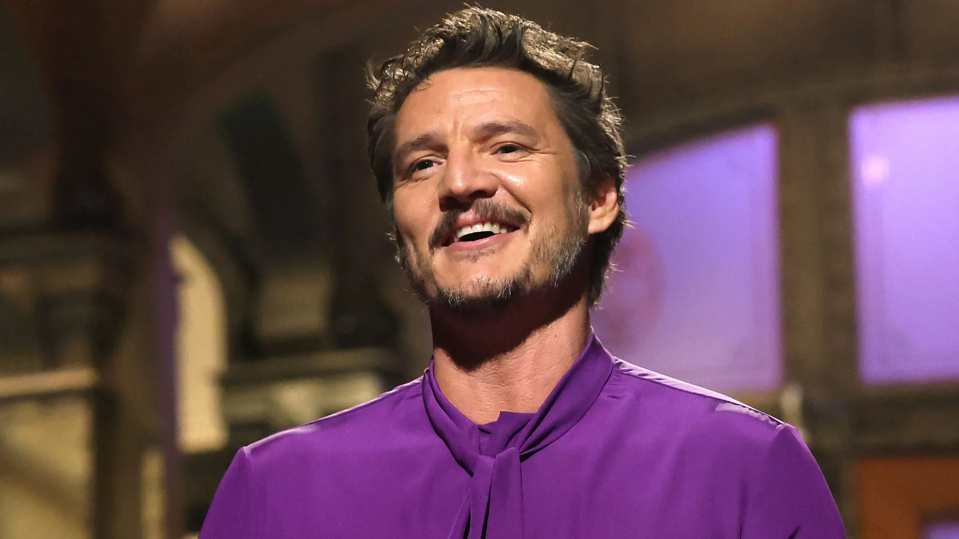 Pedro Pascal, diễn viên nổi tiếng từ The Mandalorian và The Last of Us, xuất hiện trong một bức ảnh chân dung.