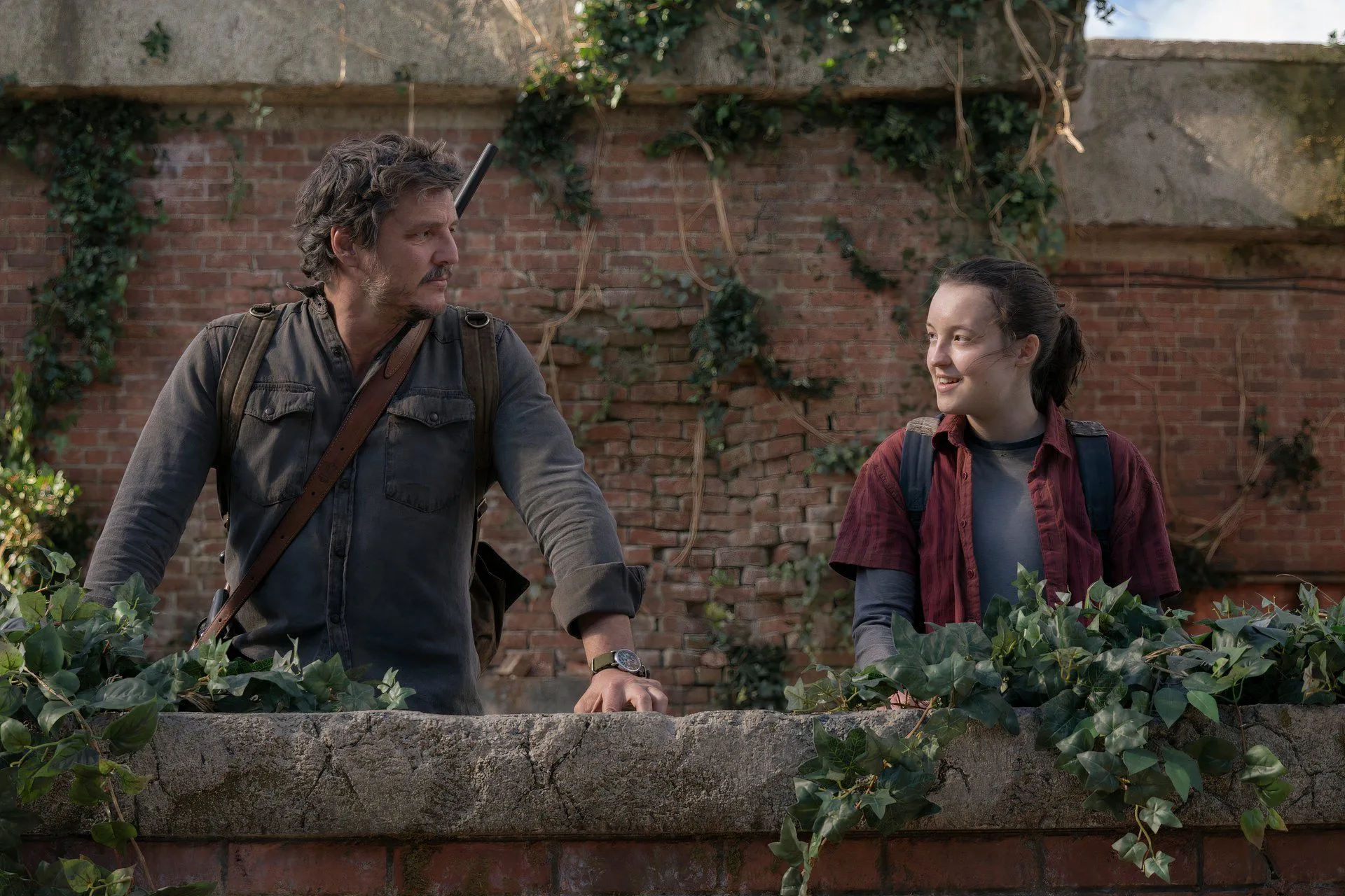 Pedro Pascal và Bella Ramsey trong vai Joel và Ellie từ series The Last of Us mùa 1, thảo luận về biệt danh &quot;Daddy&quot; và sự thoải mái trên trường quay.