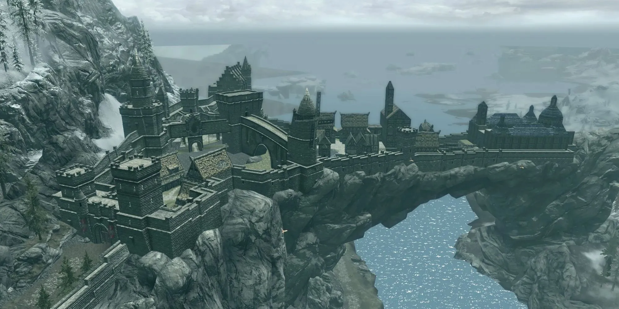 Toàn cảnh Solitude từ trên cao trong Skyrim với kiến trúc đá và cầu vòm