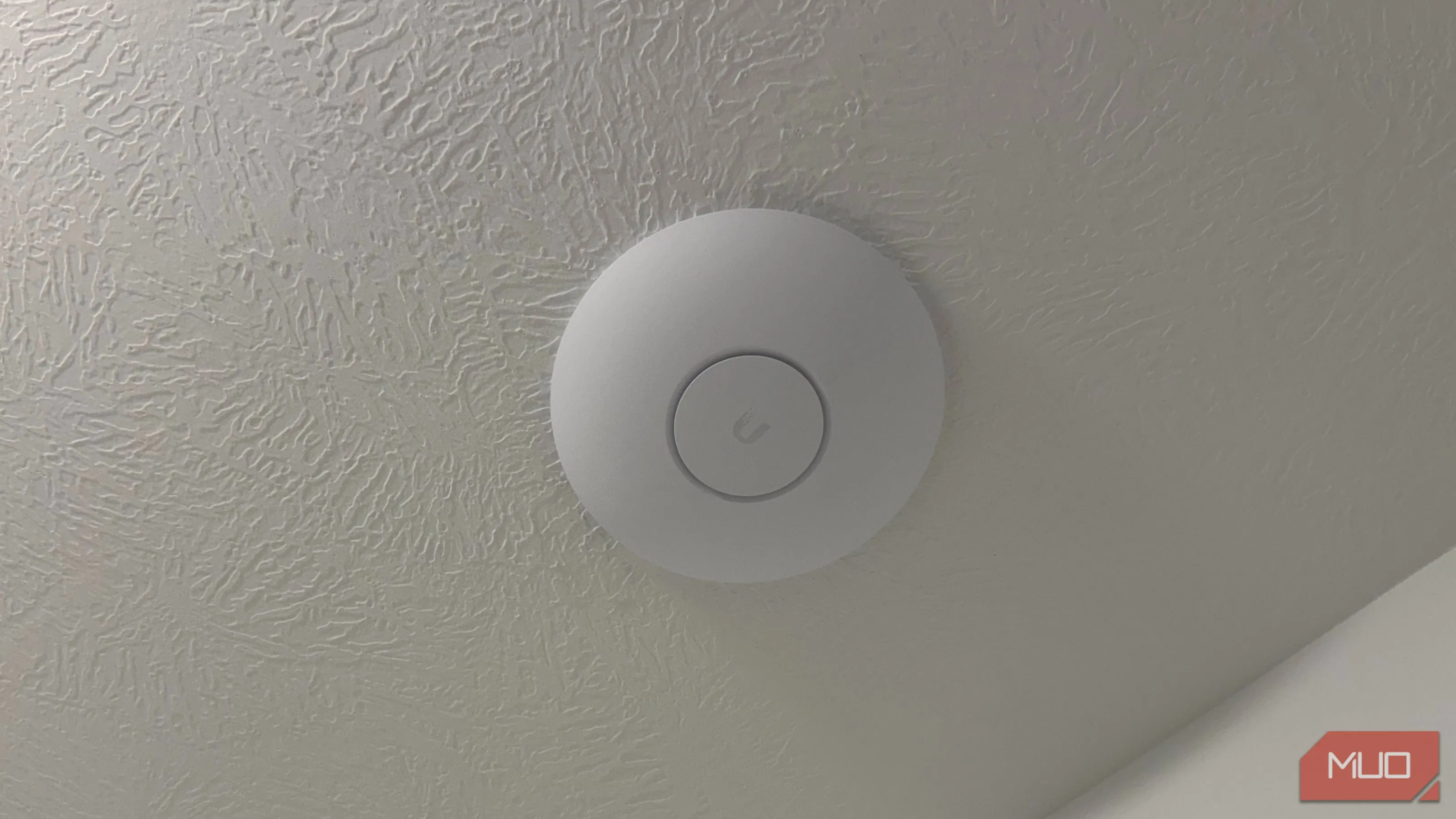 Access point Ubiquiti gắn trần, minh họa tình trạng nhiều AP gần nhau gây nhiễu kênh