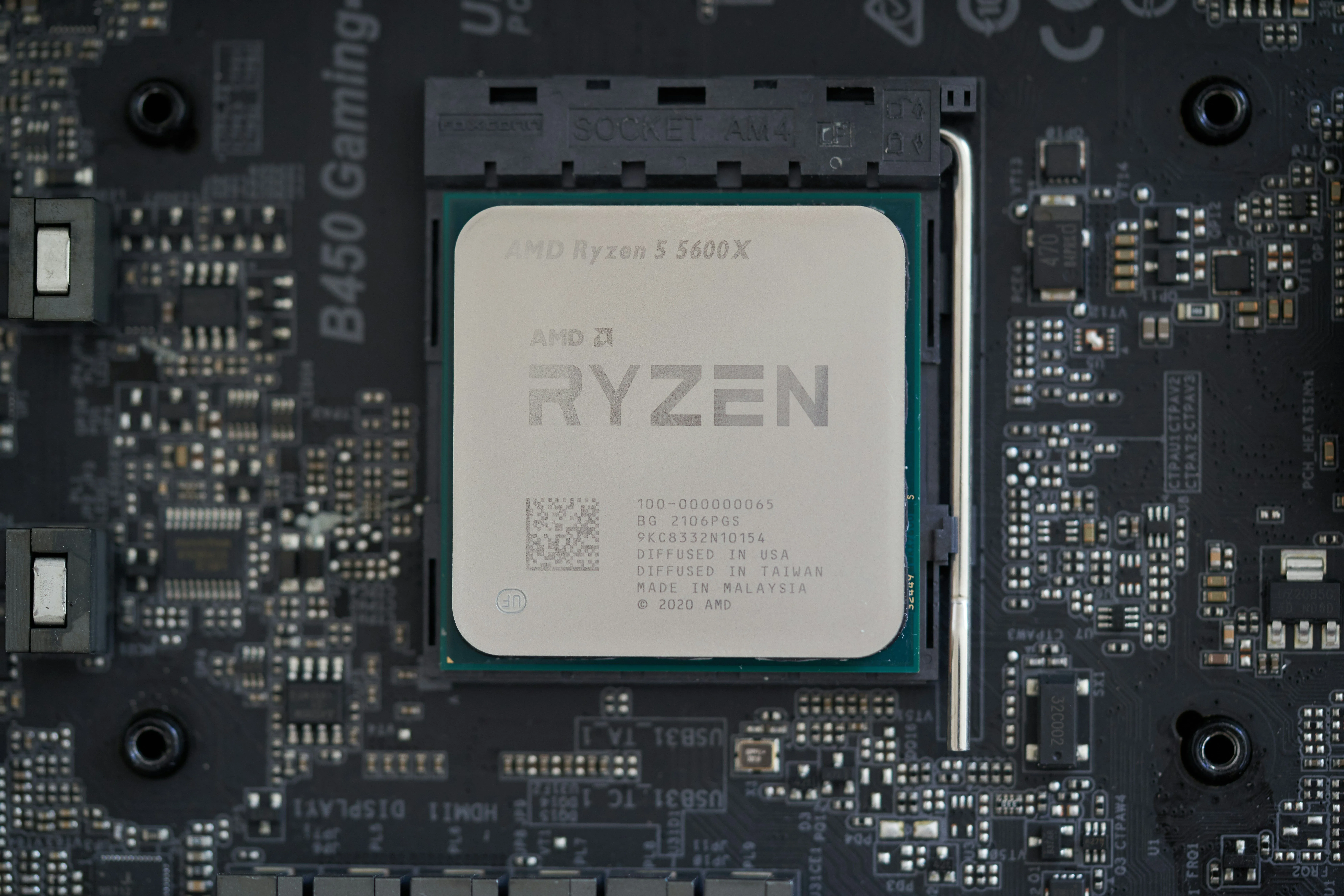 AMD Ryzen 5 5600X lắp trên bo mạch, minh họa khả năng overclock và hiệu suất/điện năng