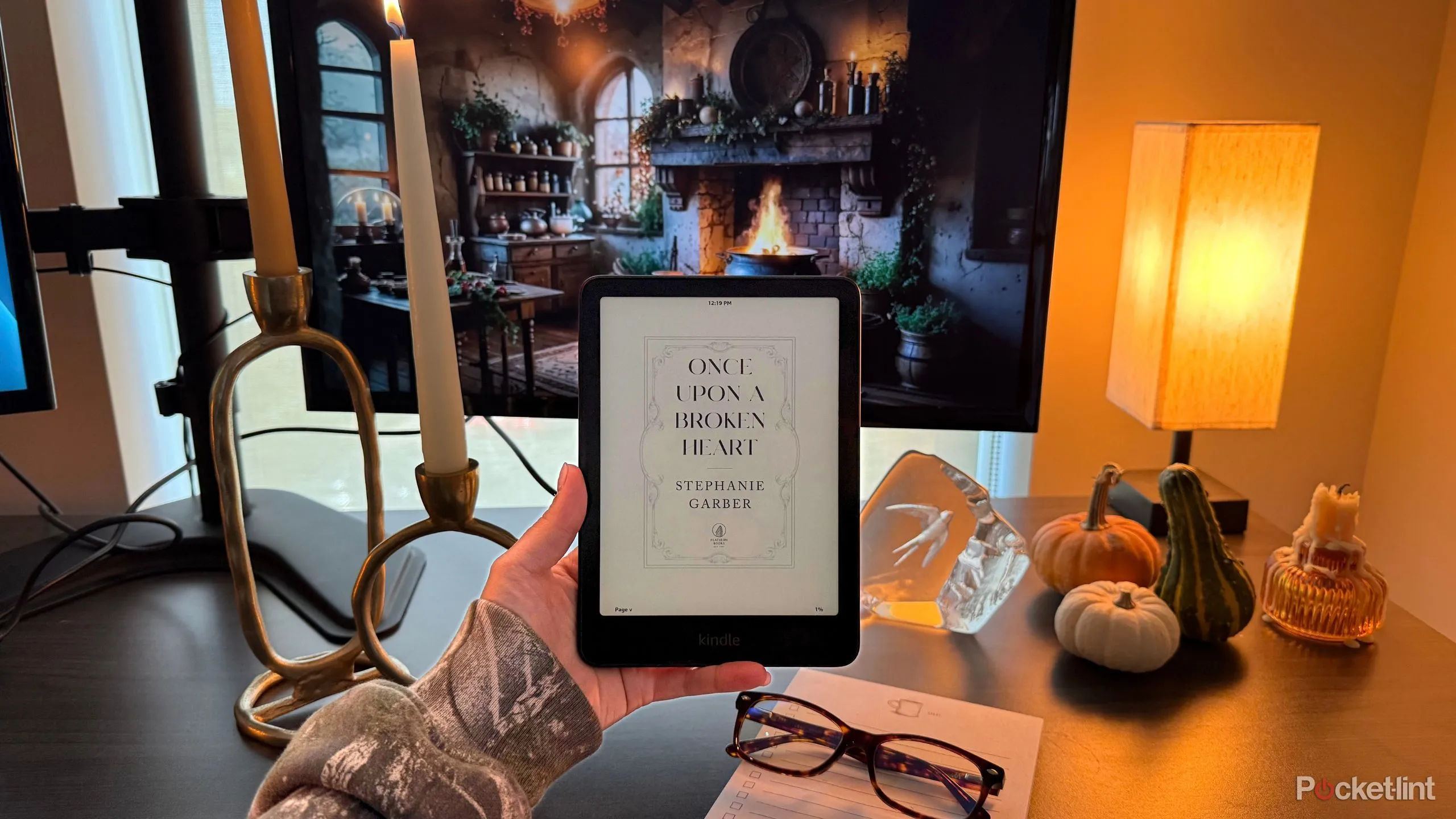 Ảnh minh họa Kindle Paperwhite trên nền mùa Thu, liên quan đến đọc sách mùa Halloween