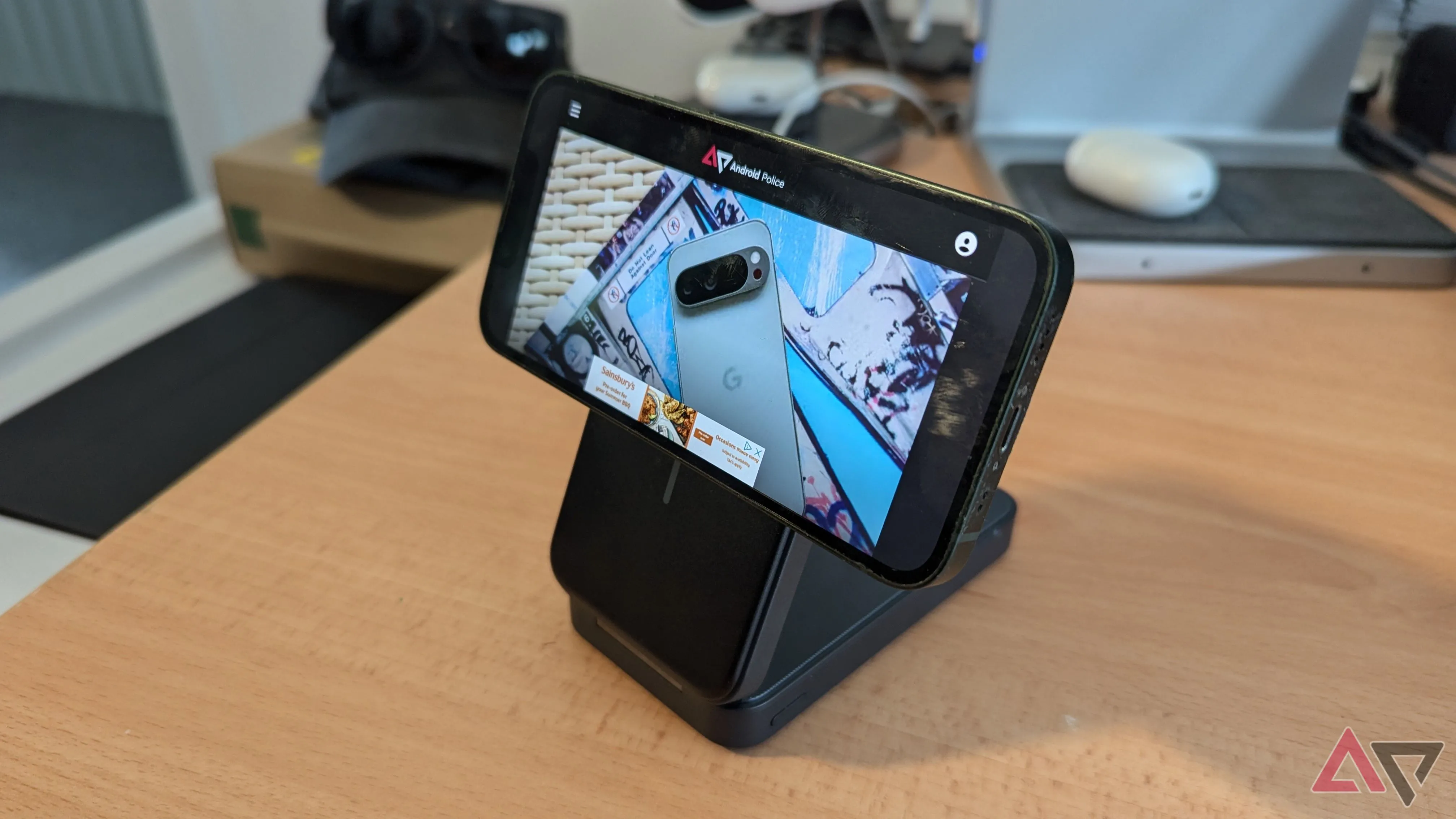 Anker MagGo 6.600mAh đặt cạnh iPhone 13 Mini trên bàn — minh họa tính di động và tiện dụng của điện thoại nhỏ gọn