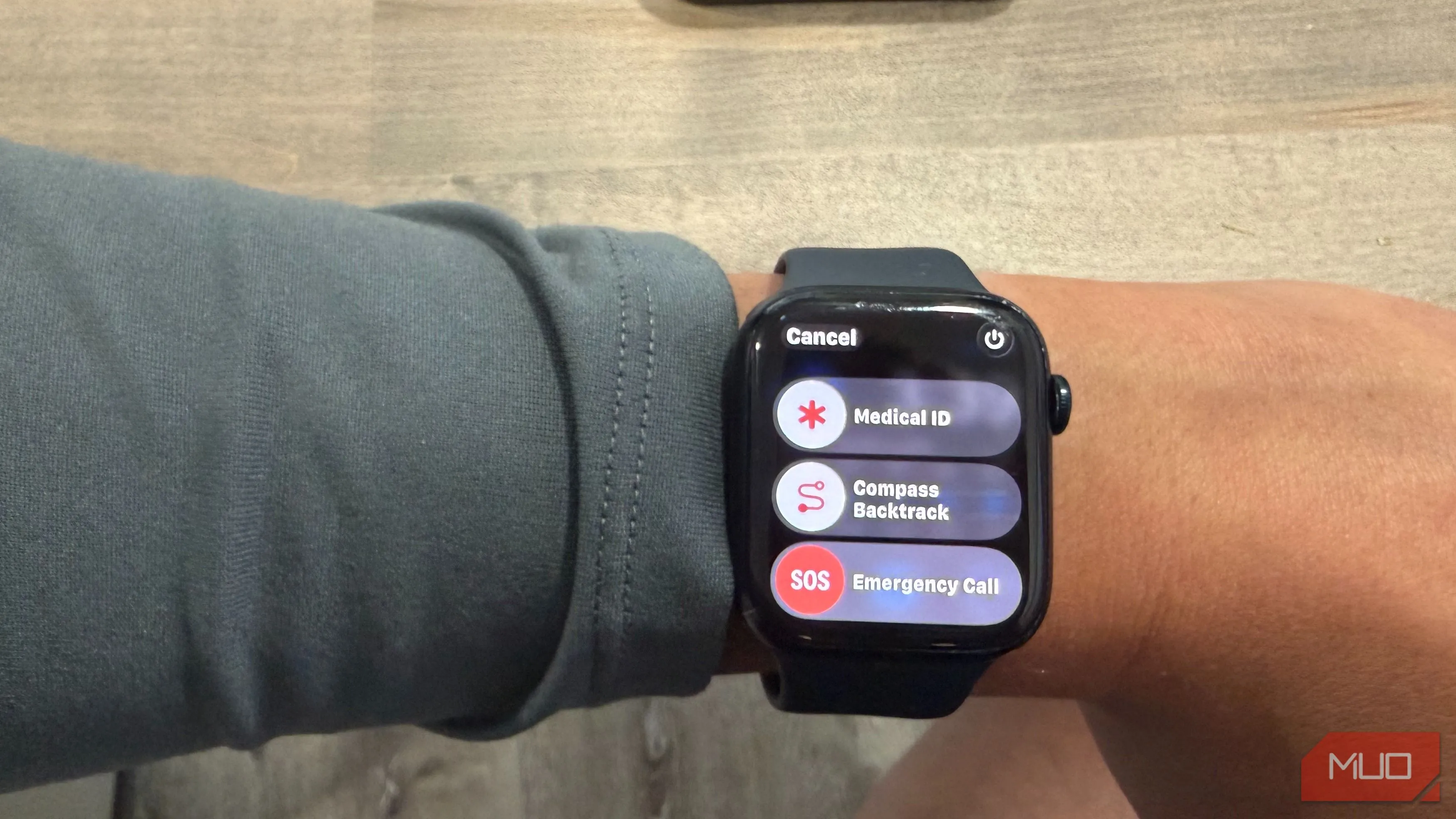 Apple Watch thực hiện cuộc gọi Emergency SOS, gửi vị trí và thông báo tới liên hệ khẩn cấp