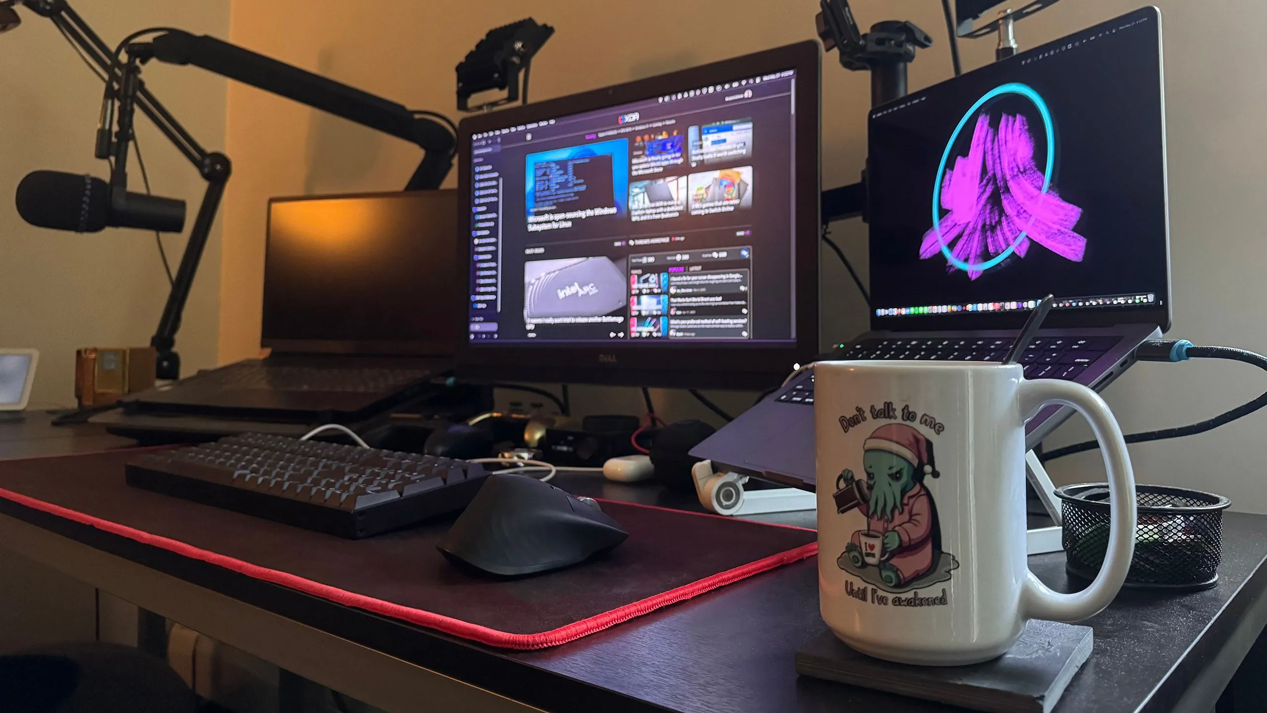 Bàn làm việc với hình ảnh trình duyệt Min cài đặt ở chế độ làm việc, phù hợp cho research game thủ