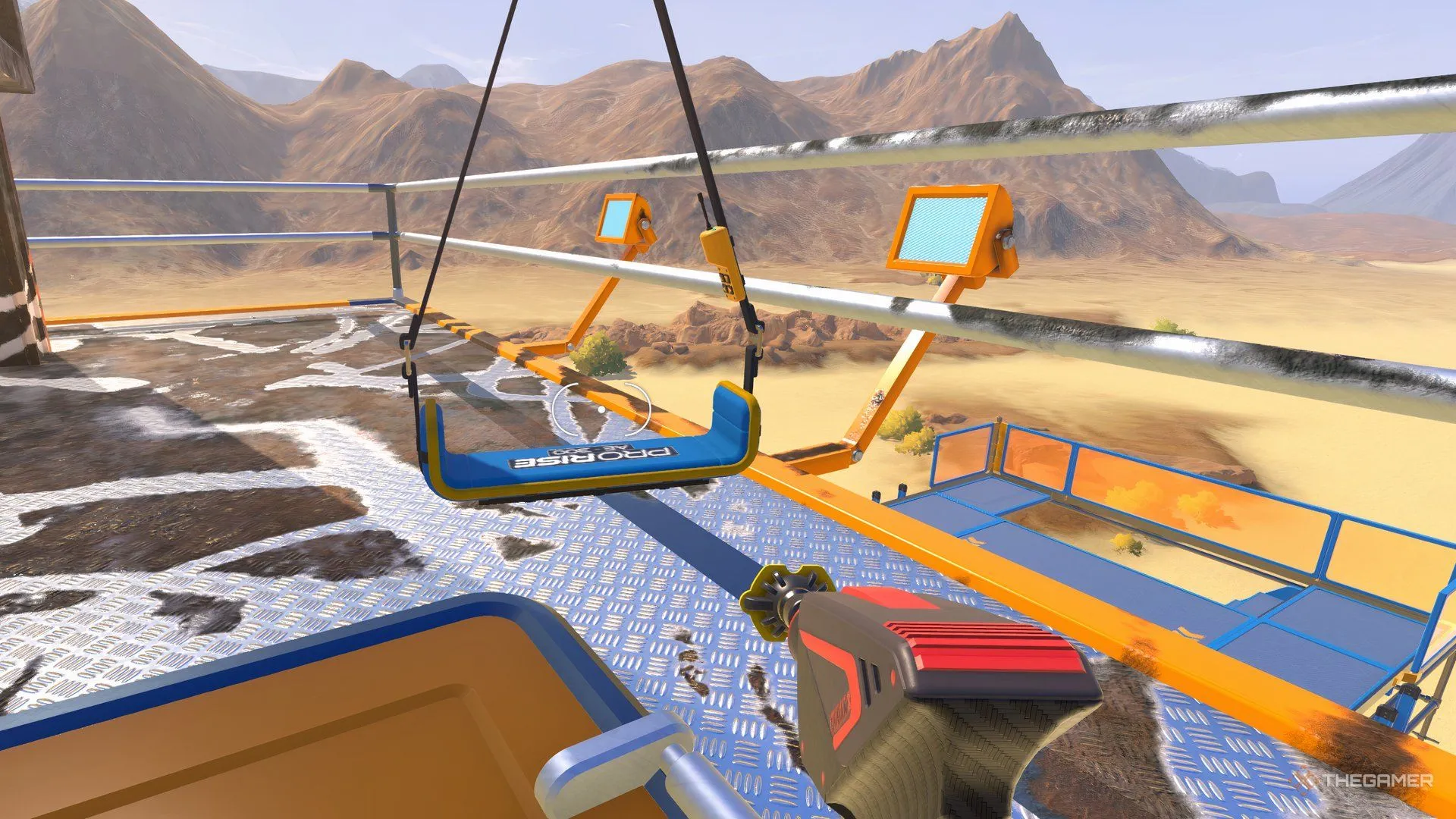 Biển chỉ dẫn có aerial swing xuất hiện trong PowerWash Simulator 2, minh họa vị trí thiết bị nâng cao.