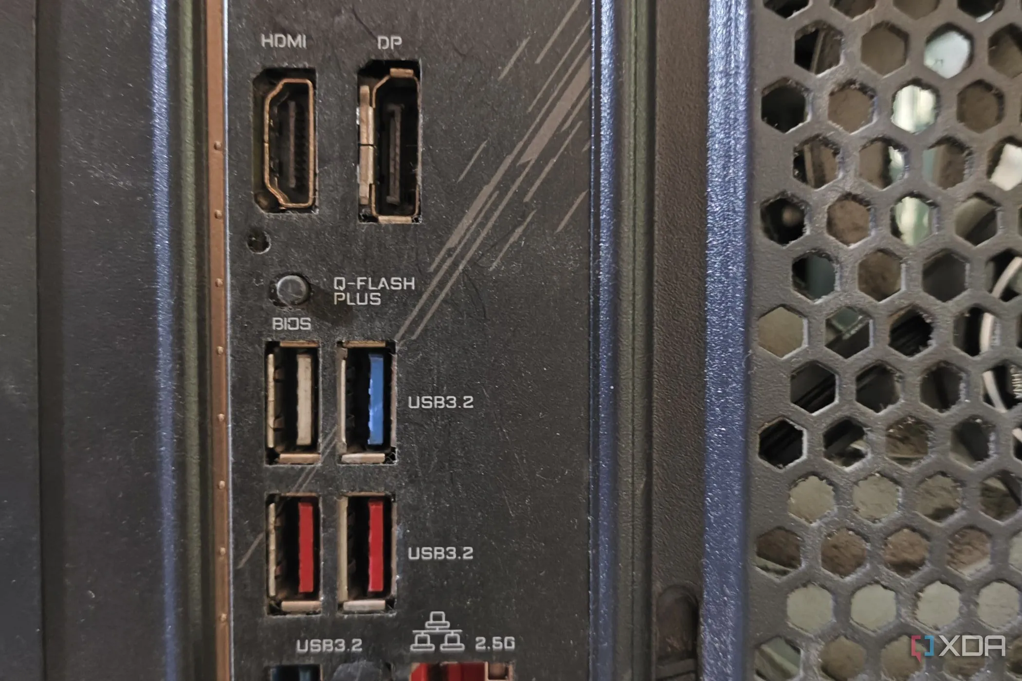 Bo mạch Gigabyte với nút BIOS Flashback, minh họa tiện ích cập nhật BIOS an toàn