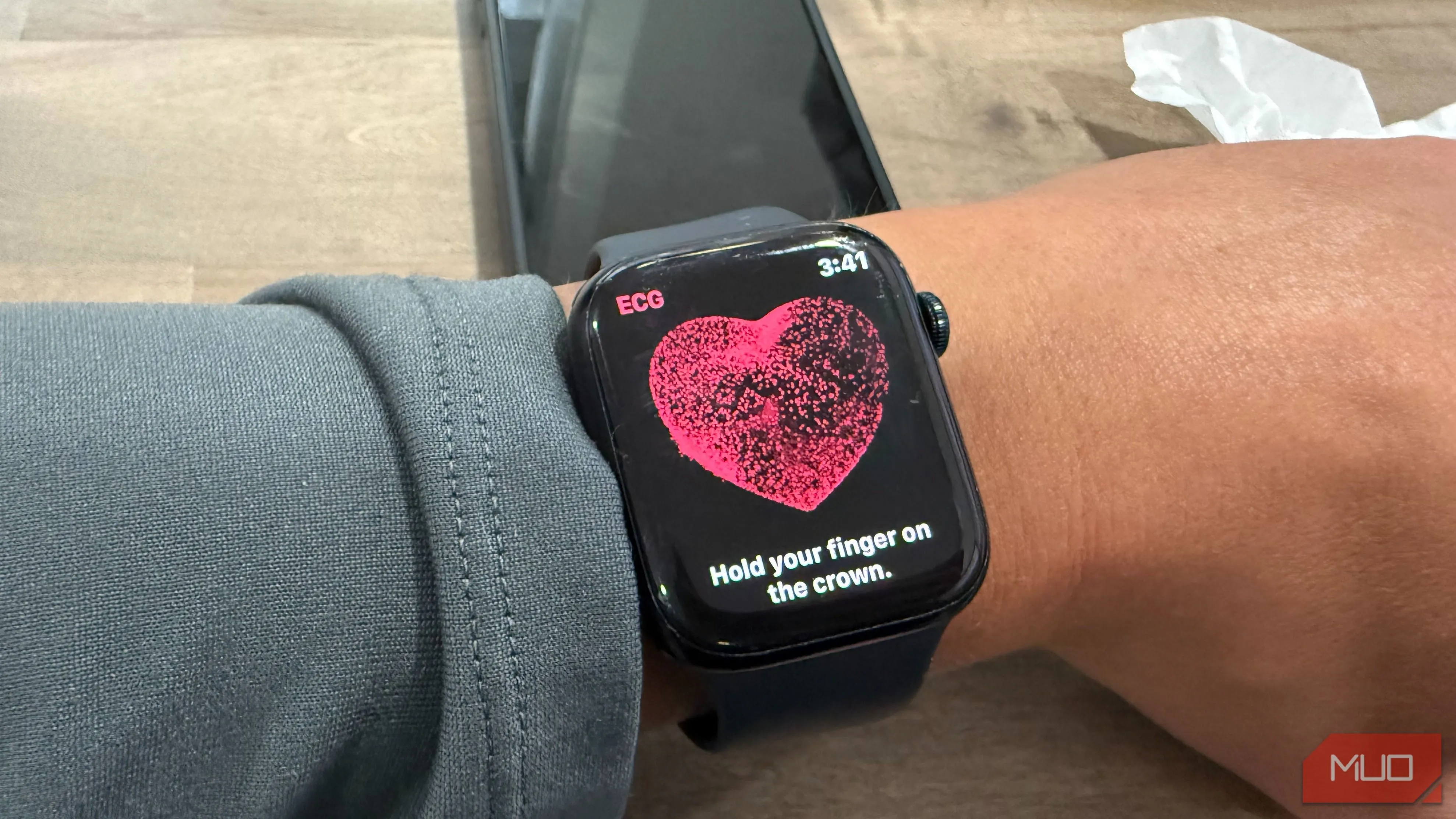 Chức năng EKG trên Apple Watch cho phép đo điện tâm đồ 30 giây và lưu kết quả trong Health app