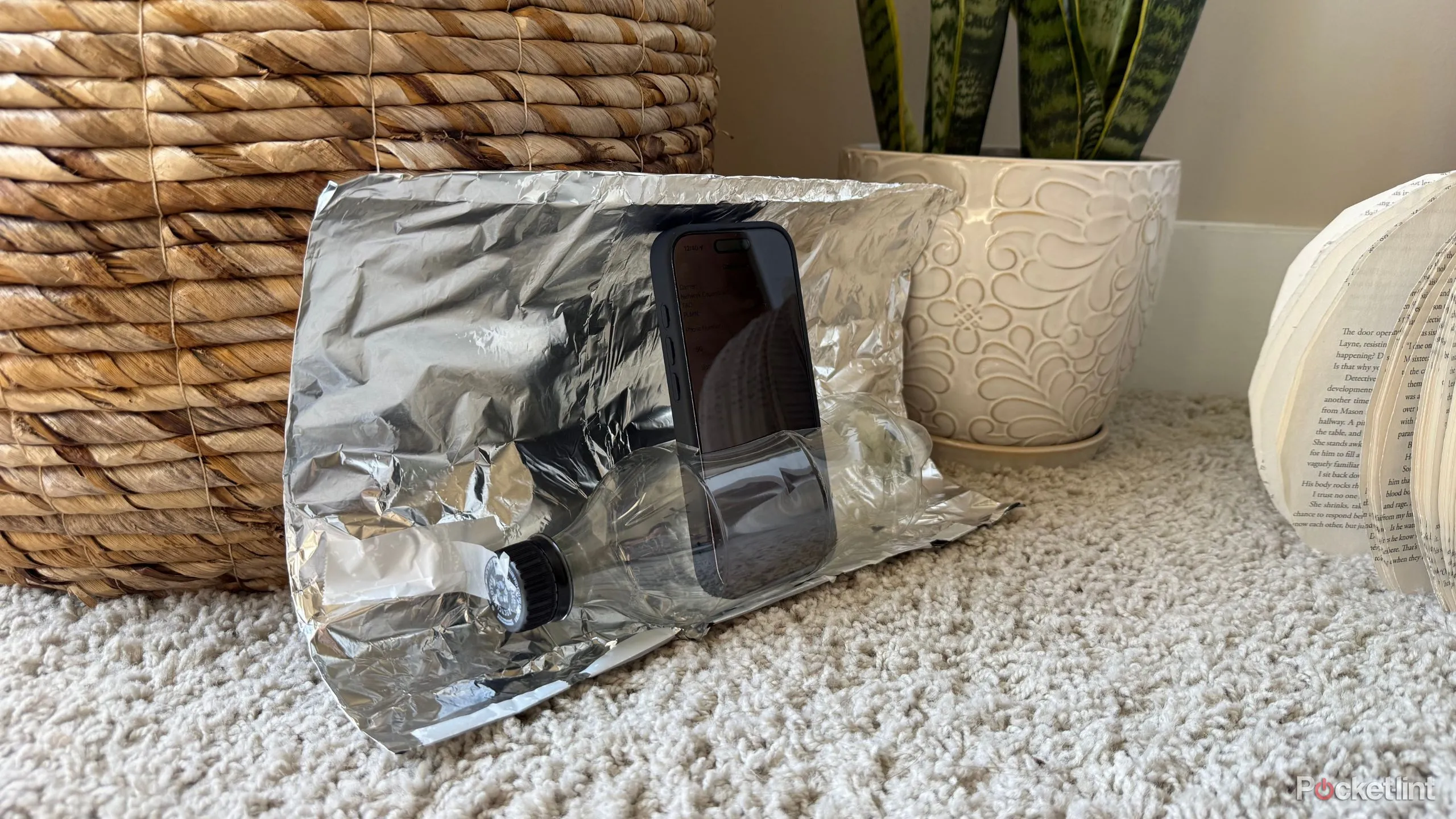 Công đoạn cắt và dán vỏ lon nhôm, trải giấy bạc để tạo tấm parabol DIY tăng sóng điện thoại