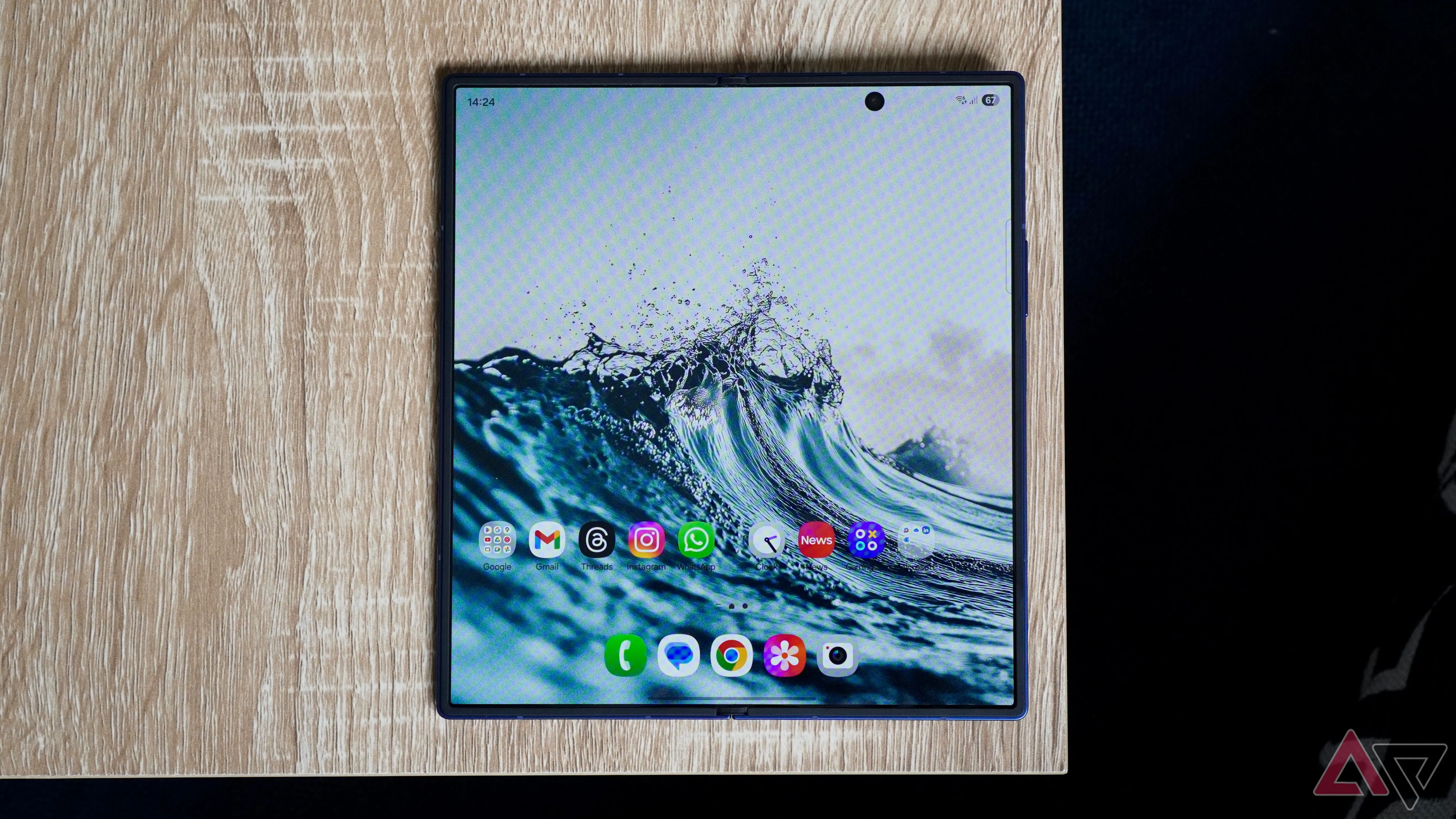 Galaxy Z Fold 7 mở đặt trên mặt bàn gỗ nâu, thể hiện kích thước màn hình trong