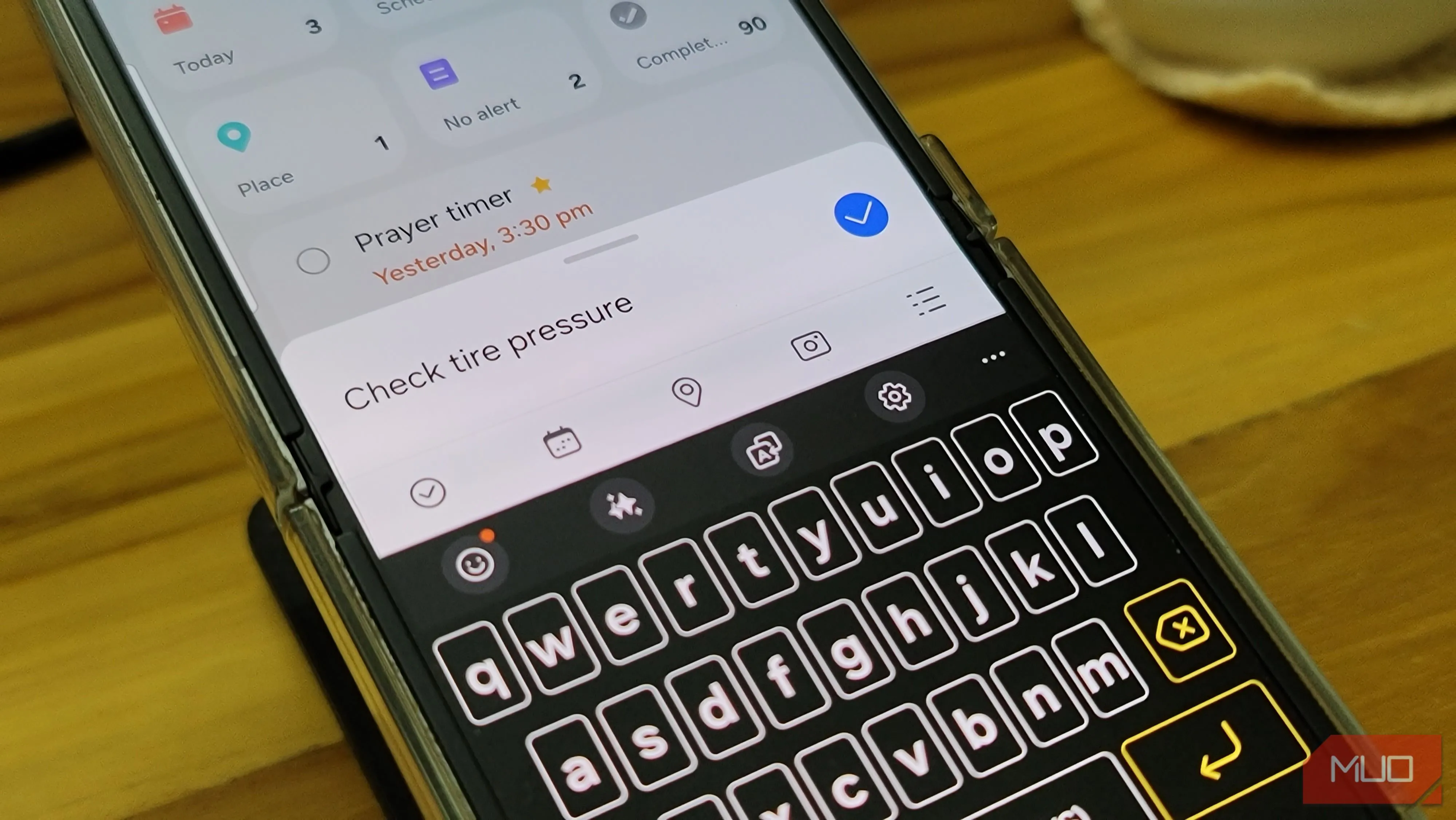 Giao diện Add reminder trong Samsung Reminder với nút micro tích hợp để nhập nhắc bằng giọng nói và các trường thời gian, địa điểm hiển thị trực tiếp