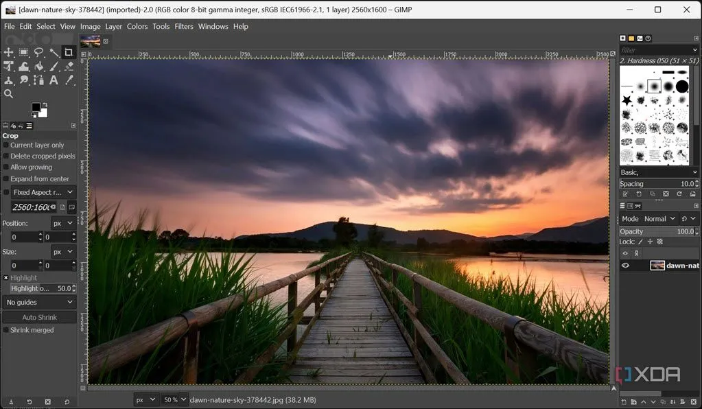 Giao diện GIMP Portable khi chỉnh sửa hình, hiển thị layer và các công cụ cơ bản