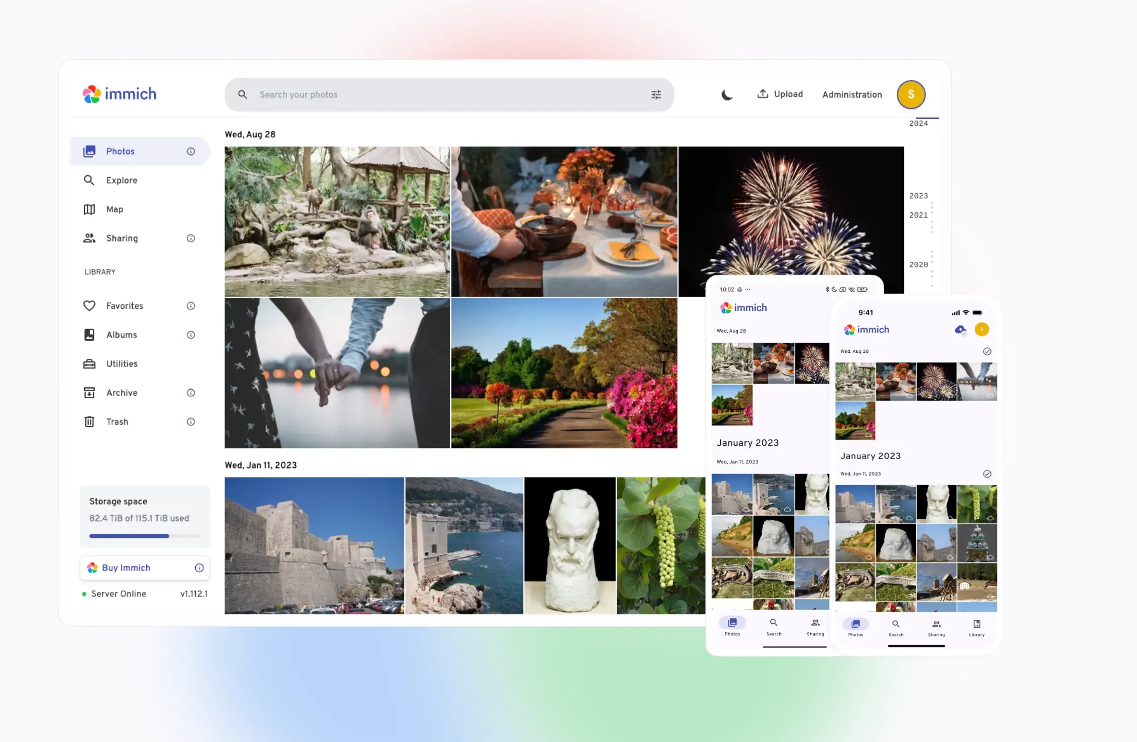 Giao diện web và mobile của Immich minh họa tính năng sao lưu ảnh và quản lý album với tag bằng AI cục bộ