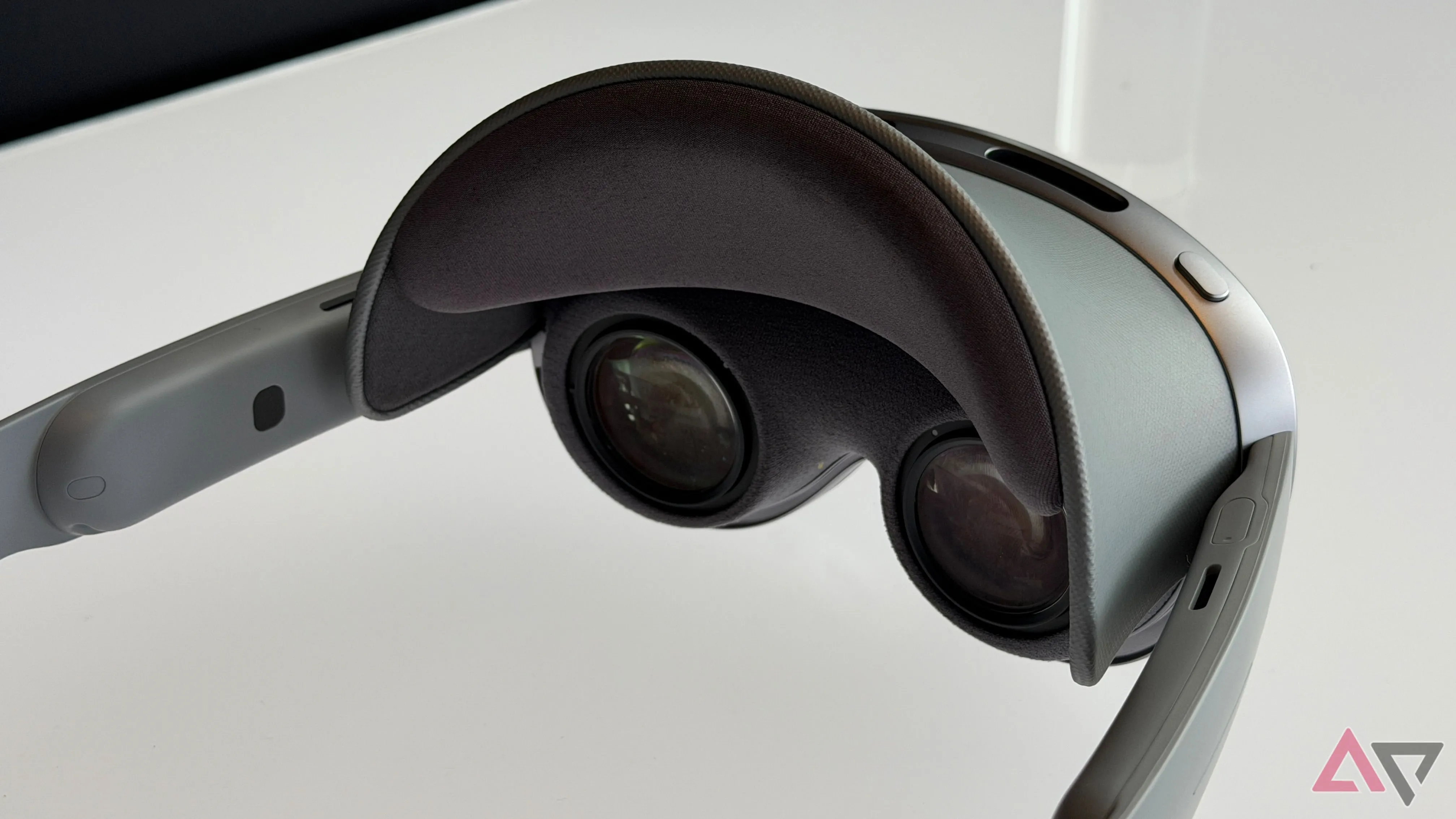 Góc nhìn bên trong Samsung Galaxy XR, hiển thị cụm hiển thị micro‑OLED và thiết kế khung