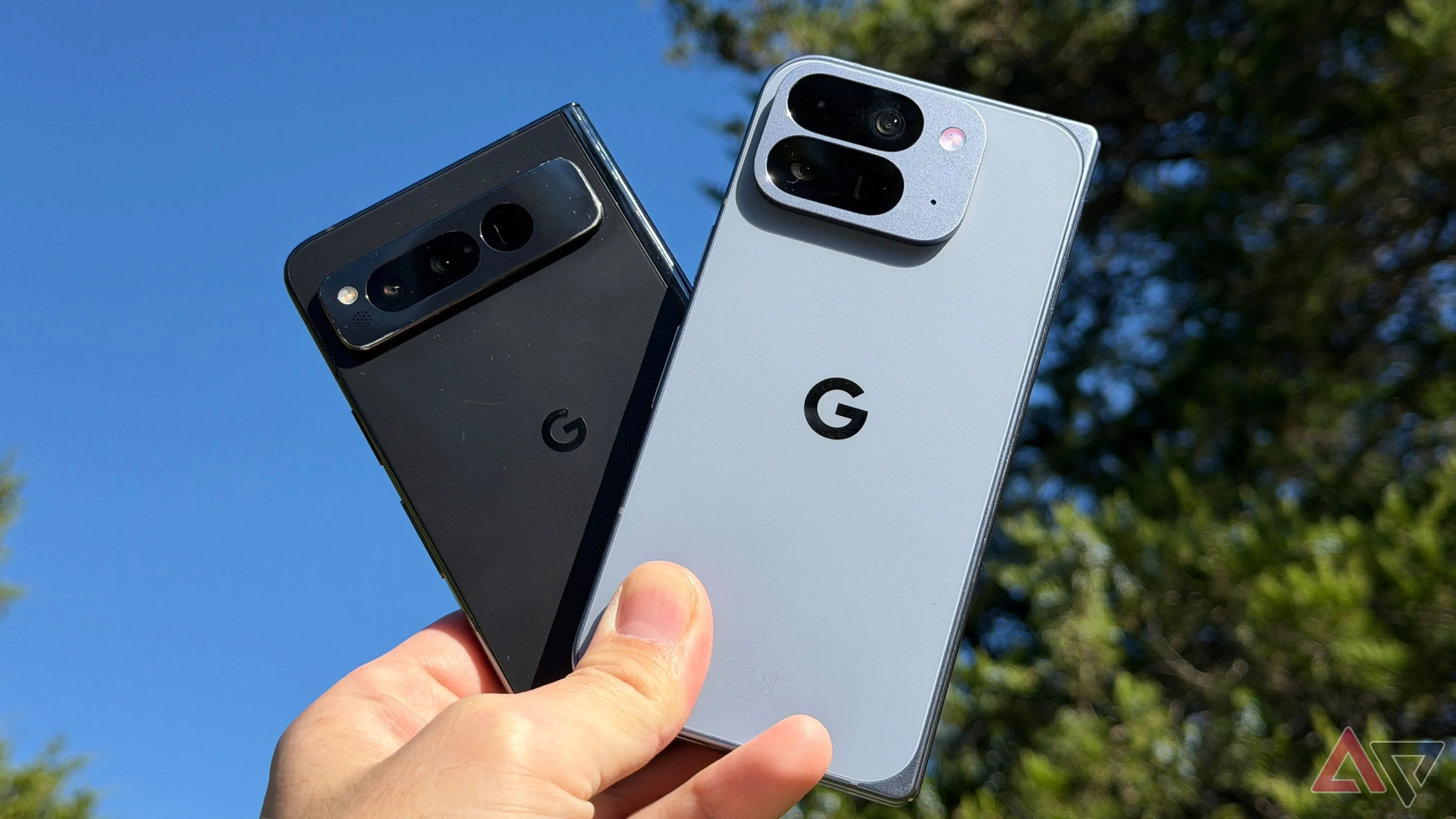 Google Pixel 10 Pro Fold đối chiếu với Pixel Fold đời đầu