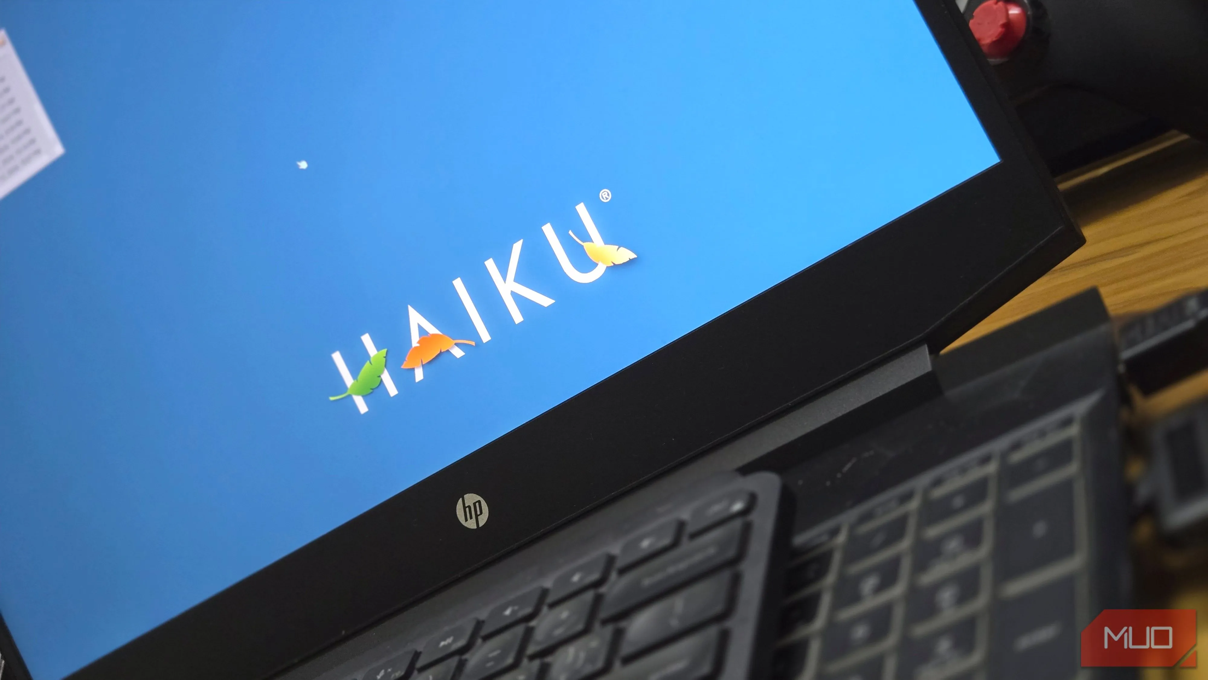 Haiku OS chạy trên laptop HP, giao diện gọn và khởi động nhanh nhờ di sản BeOS
