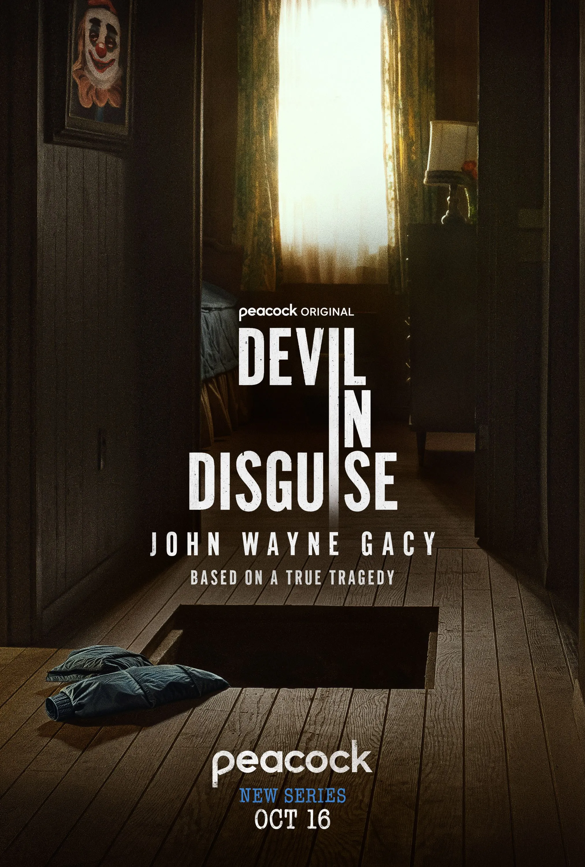 Hình chụp cảnh Devil In Disguise: chân dung Michael Chernus thủ vai John Wayne Gacy trong cảnh giao tiếp cộng đồng và bí ẩn tội phạm